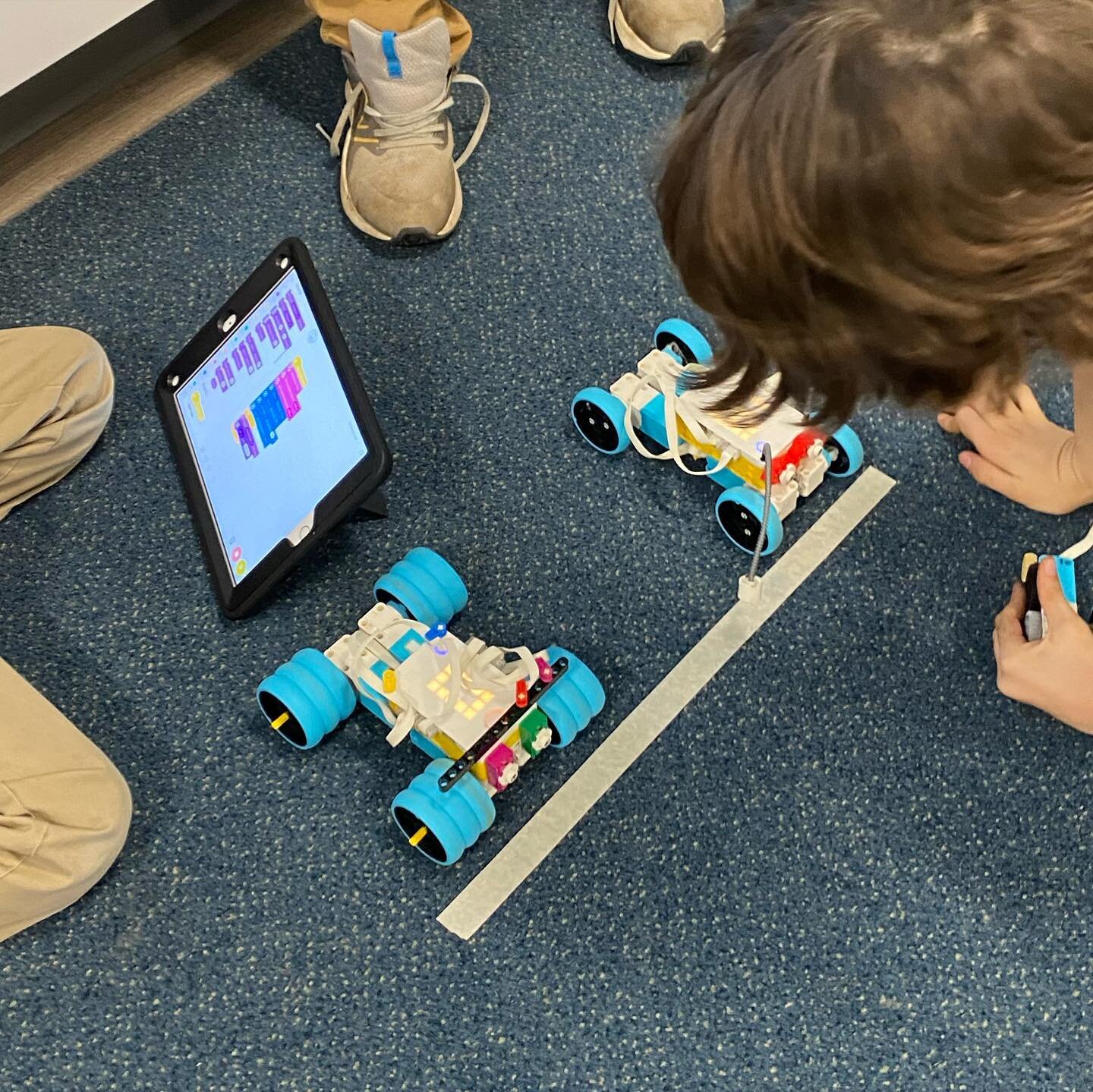 February recap of our Lego Robotics class: Monster truck races, meteorologists, wind indicators, breakdancers and hoppers. 🤖
P.S. It&rsquo;s cloudy in Barcelona