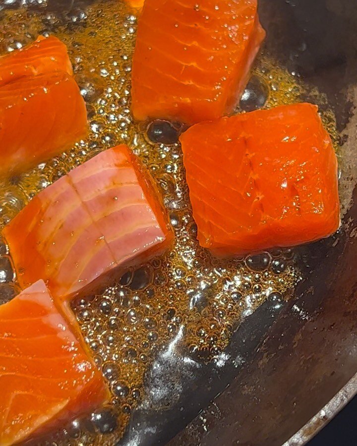 Wild sockeye salmon is a must try. We love that it&rsquo;s fresh this time of year. Plus, it&rsquo;s incredibly flavorful and just plain gorgeous!💥✨✌🏼
Caramelized Sockeye Salmon Bowl: Skin the fillets (save the skin) and cut into ~2&rdquo; squares.
