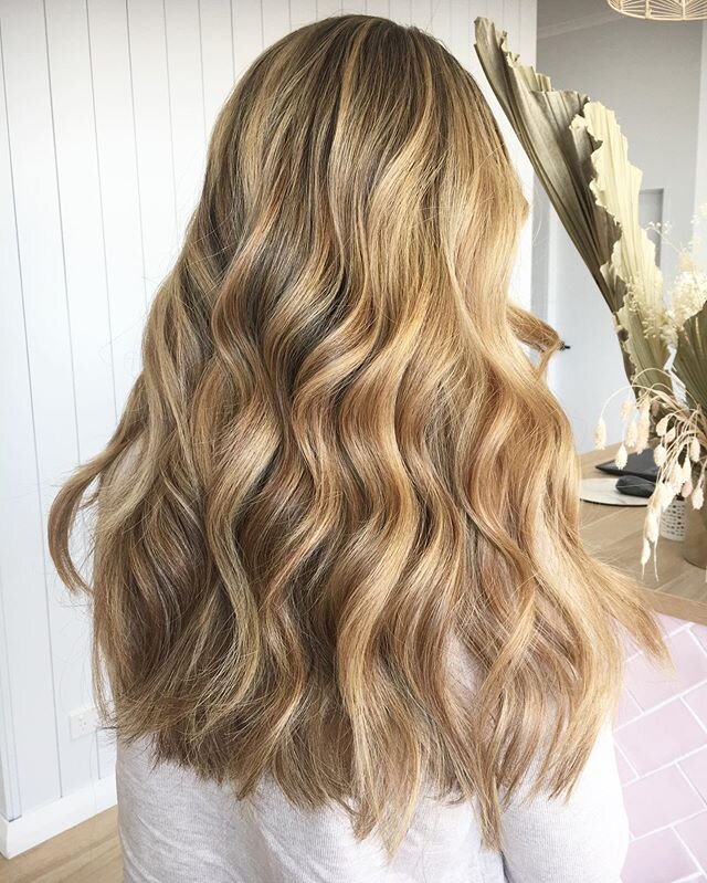 🌼 Warm Blonde 🌼
Everyone is having a change and we love it!!
How gorgeous is this full head of warm blonde hair? 😍
.
.
.

For my hairdresser friends the secret recipe to these low lights... Elumen bg@7 melted into gb@9 .
.
#loveellimacsalon #ellim