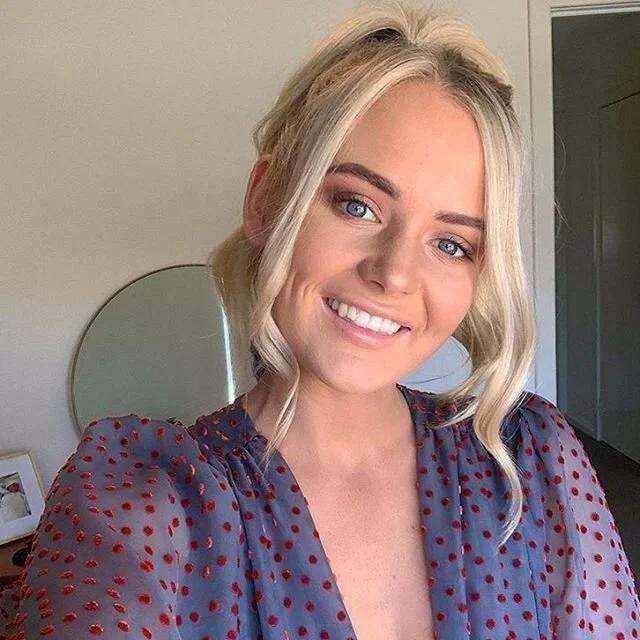 There&rsquo;s something about a creamy blonde that literally makes us go crazy! 😍 .
.
.
#ellimacsalon #loveellimacsalon #creamyblonde #brightblonde #futureproof #blonde #prettygirl #blondehighlights #rootshadow #livedinblonde #bestblondes #blondeins