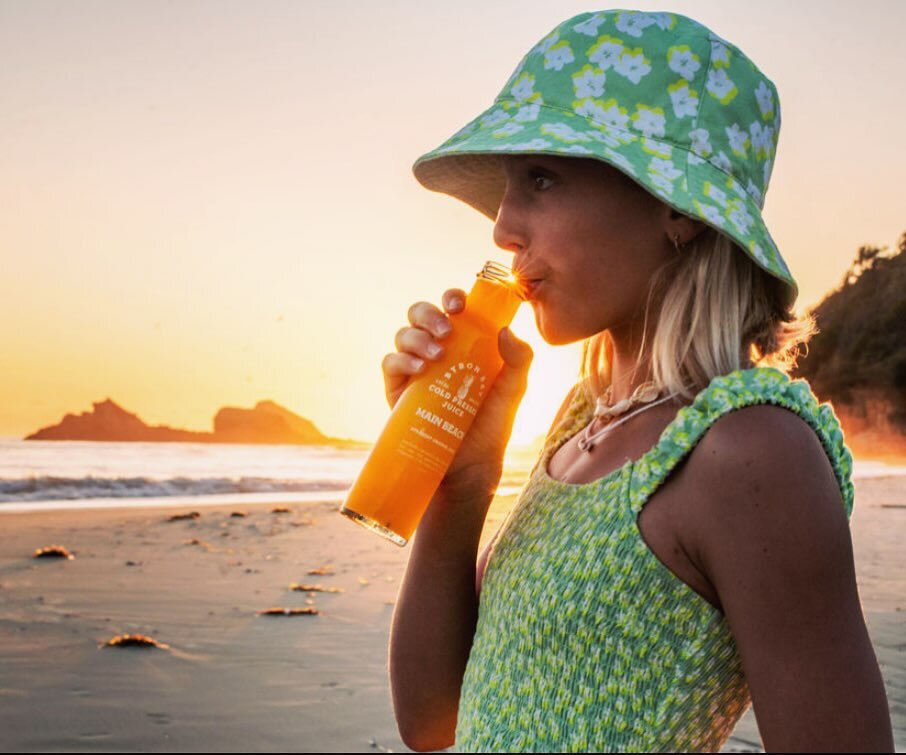 Start your morning off like leihani @theminishakas 
Wake up, smash a freshly pressed Main Beach 🍊🍊and get out there for a surf..
@byronbaycoldpressedjuice 
#local #coldpressedjuice #raw #vegan #bunjalungcountry #organic #nopresrvatives #brokenheadb