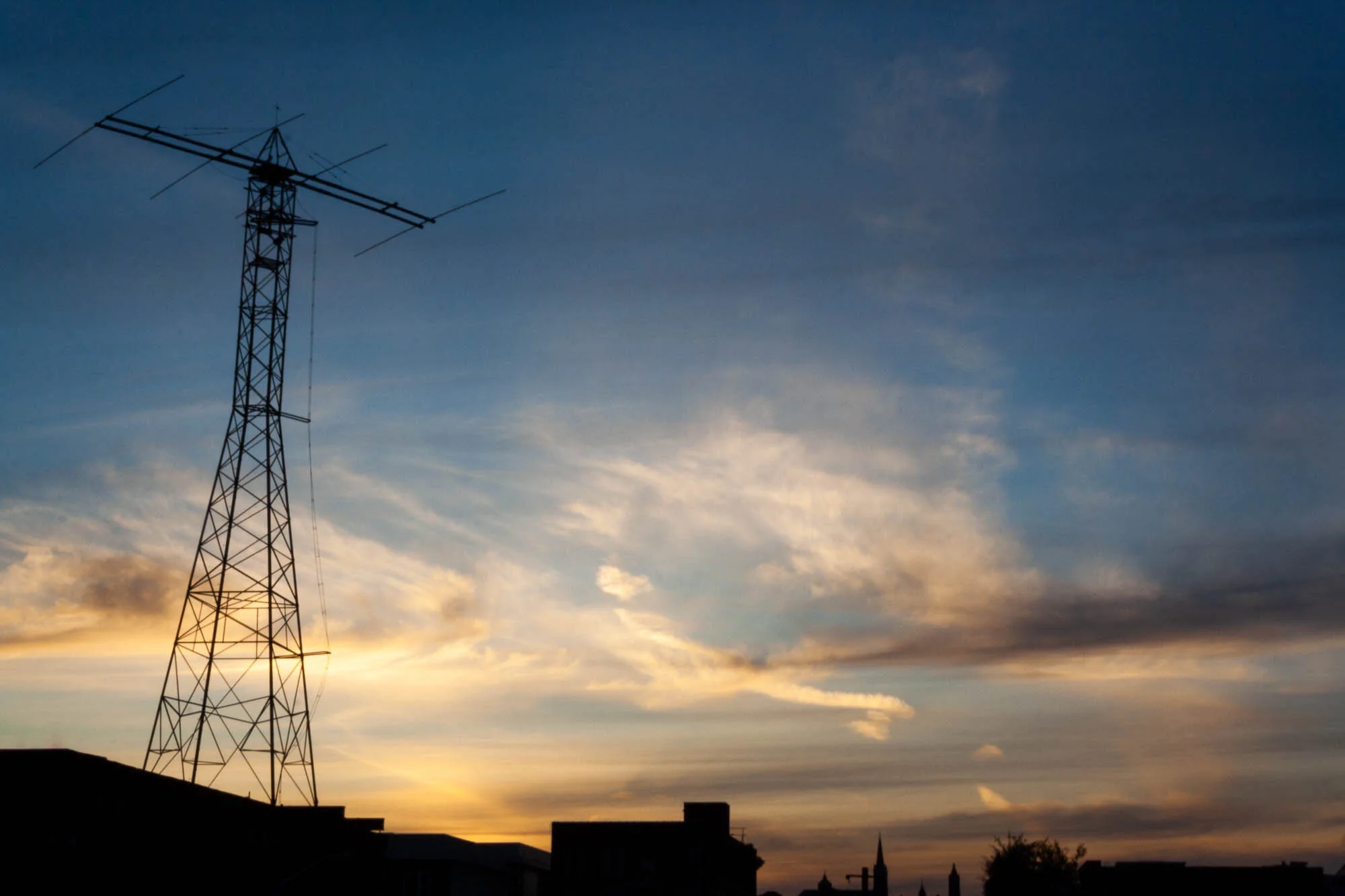 Radiating 2

Waves of light meet unseen waves of analog imagery. Wisps of clouds reflect the waning sun’s rays in a soft, warm glow. The silhouette of downtown stands resolutely, unaware of the colors surrounding it.