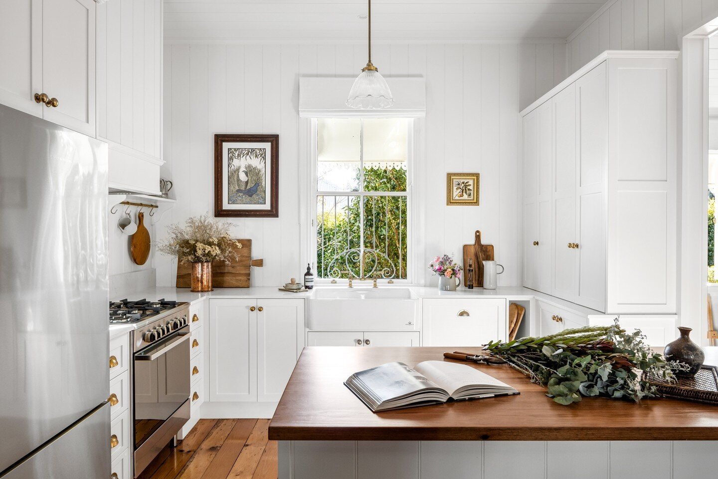 ⁠
Bringing the warmth of a traditional kitchen into your home with timber bench tops, antique brass finishes and custom white joinery. 
⁠
Joinery: @focusonkitchens 
Builder: @jsg_constructions 
Photographer: @vuedigital 

⁠#interiordesign #customkitc