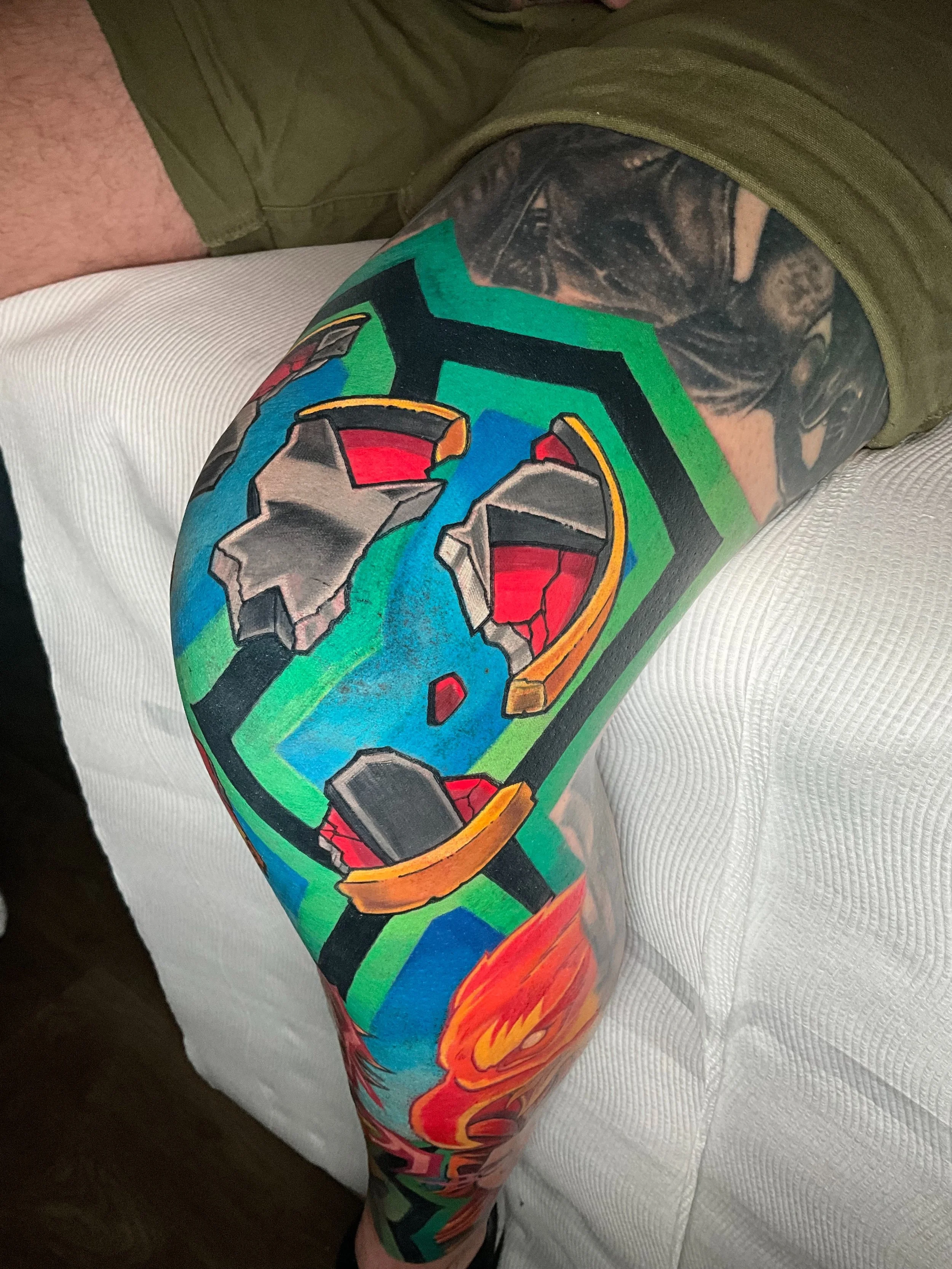 X-Men logo knee banger
&mdash;> swipe for video
Super fun lower leg on this one. Been having a blast getting to add in Cyclops, Jean Grey and this cracked knee. We also added in some gambit cards to the back ankle. Working the existing blackwork w