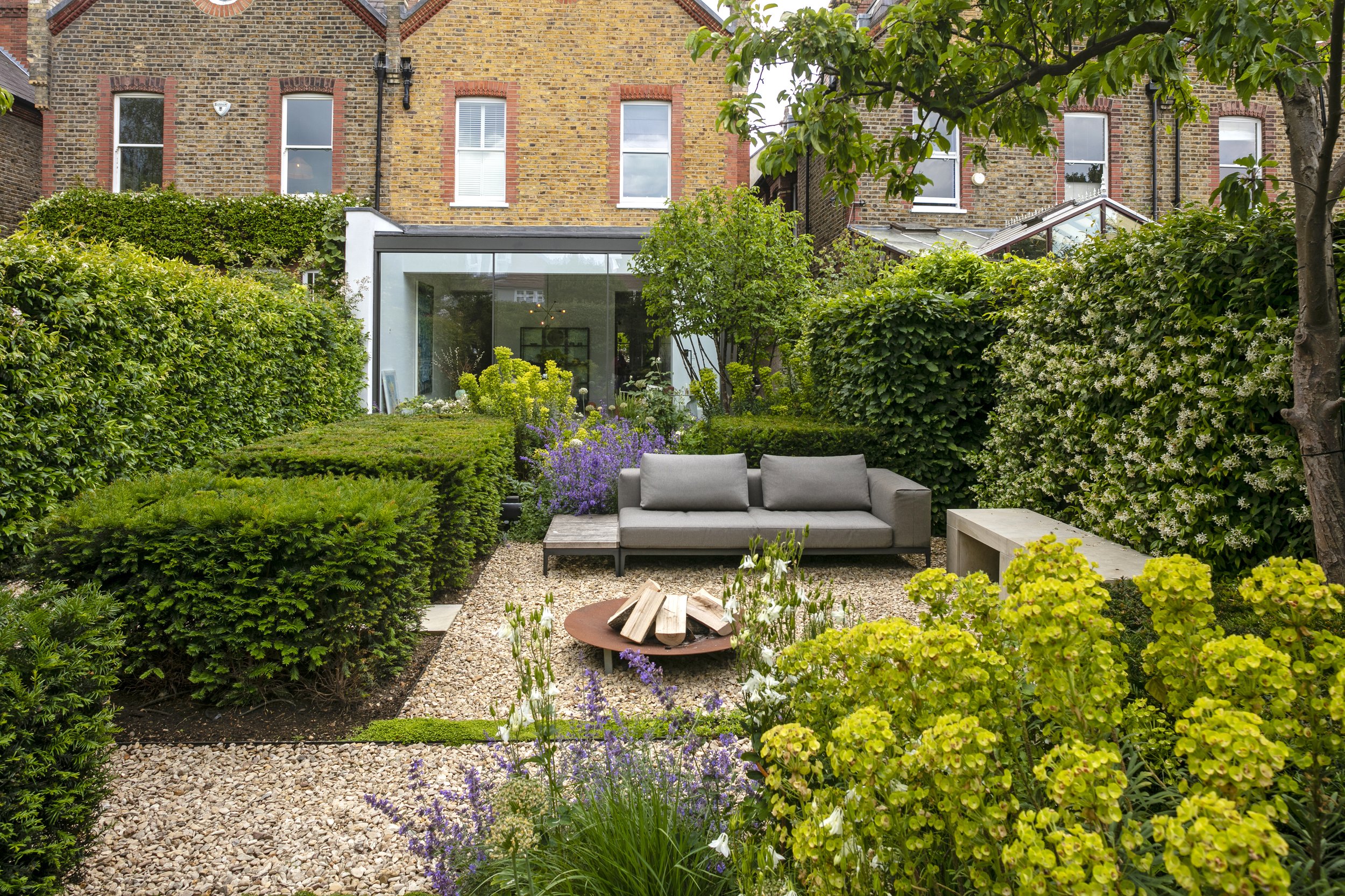 Barnes Common town garden by Kawauchi Rowe with structured hardscape and planting