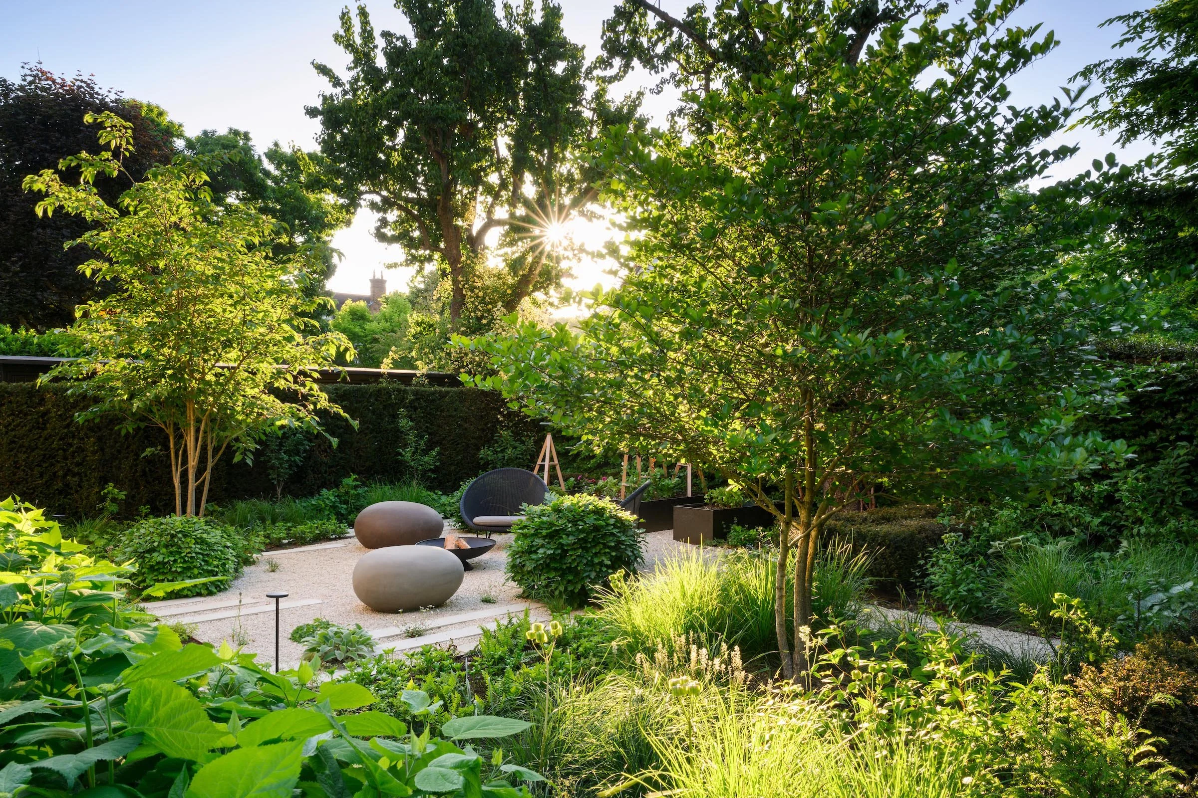 Side garden in Putney with bespoke vegetable beds and a gravel seating area with fire pit designed by Kawauchi Rowe