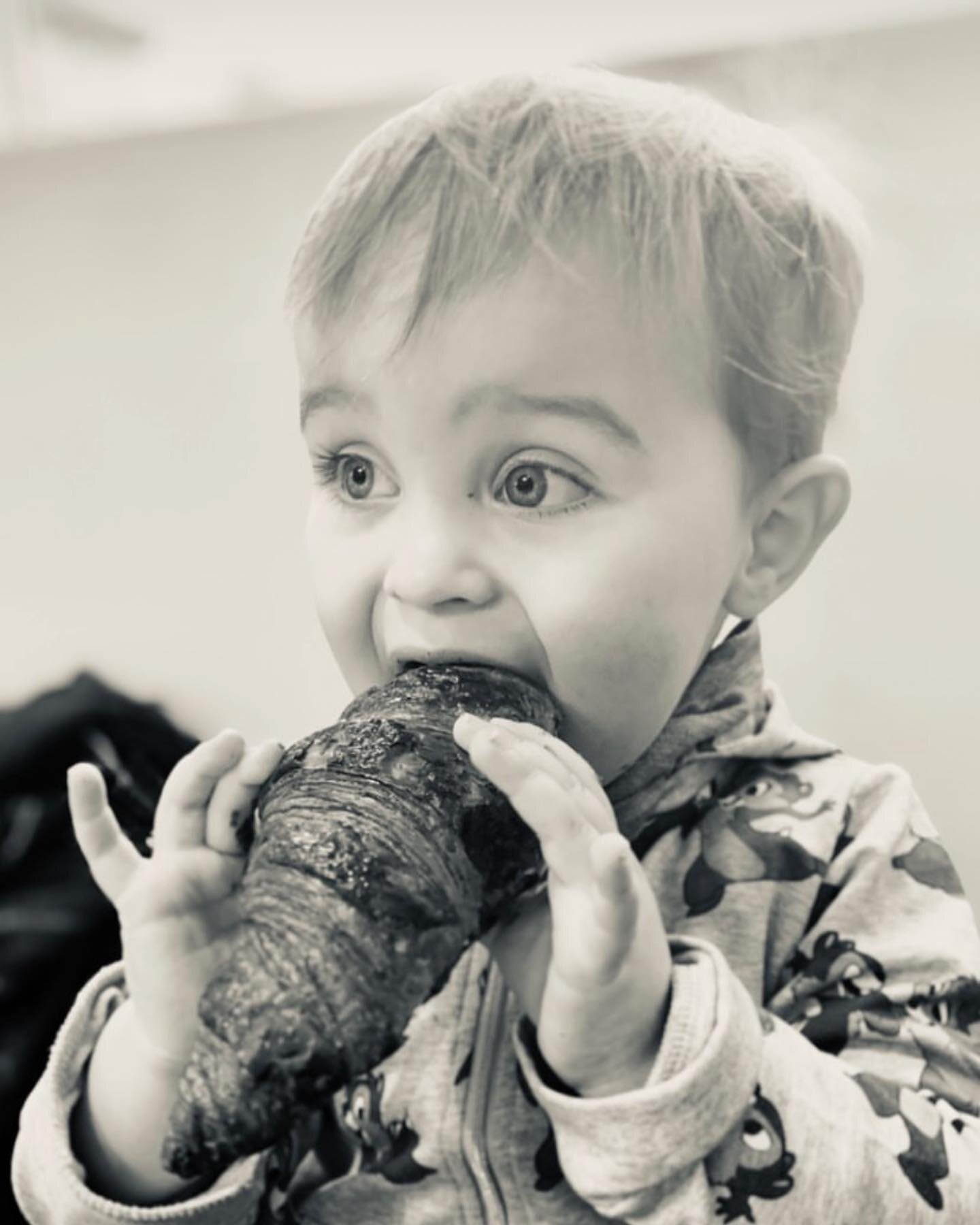 ENDAST CROISSANTER, BULLAR &amp; S&Ouml;TEBR&Ouml;D fr&aring;n bageriet idag fredag innan pizzan! Detta d&aring; bagaren varit p&aring; bageritur i Danmark och f&ouml;rst kom hem i midnatt. Nu s&auml;tter vi l&ouml;rdagsbr&ouml;d f&ouml;r fullt, och 