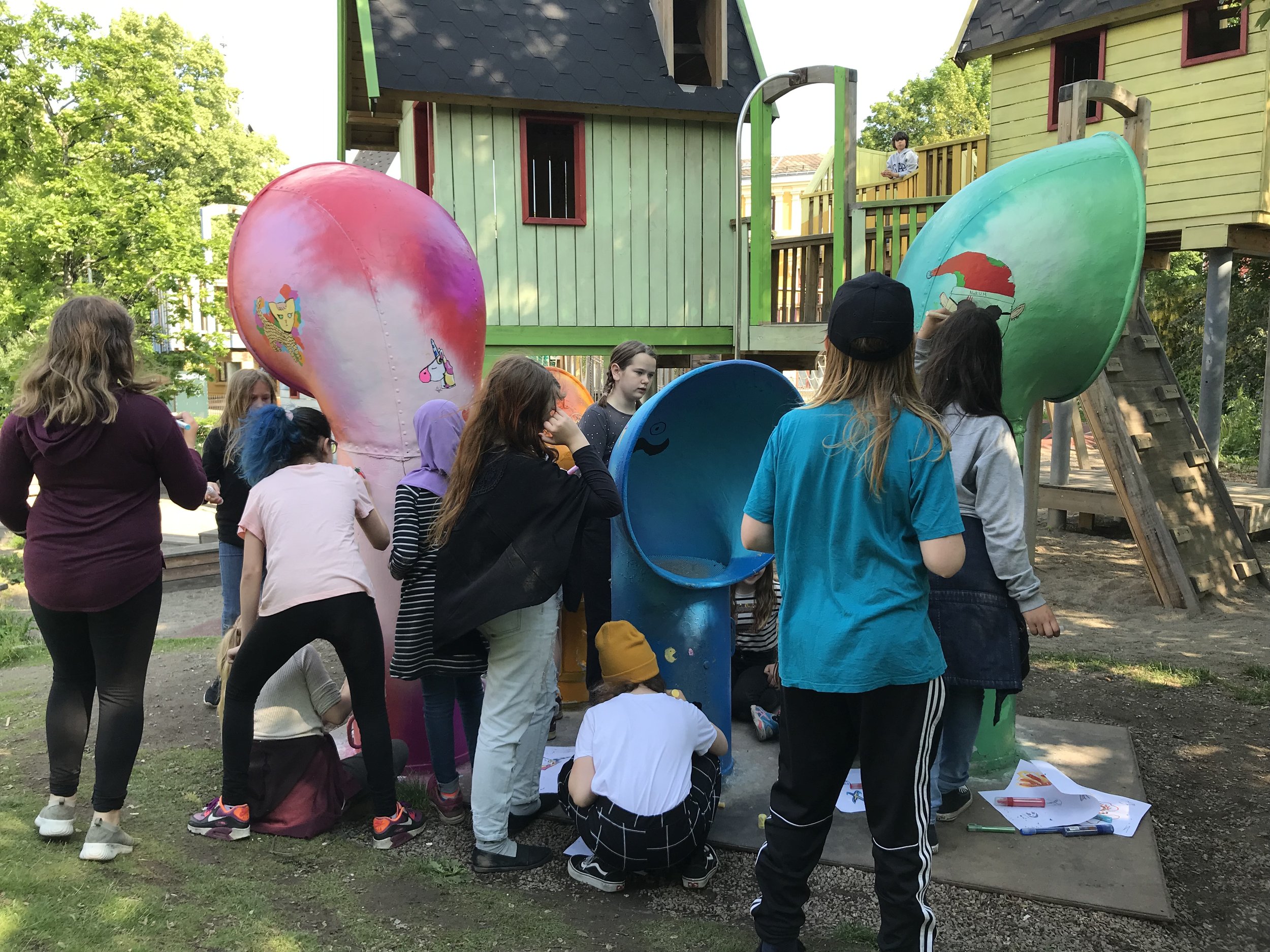 I 2019 tegnet barn på installasjonen sammen med billedkunstner Espen Henningsen.
