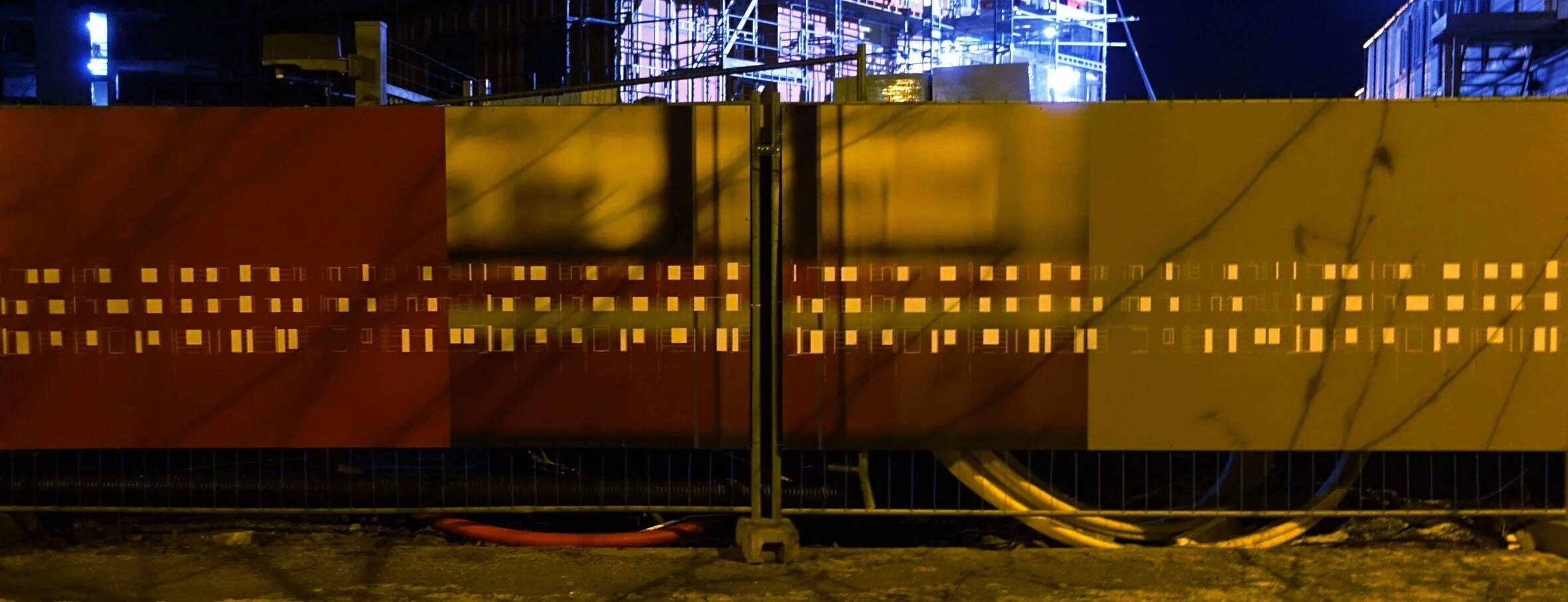 På kveldstid lyser kunstverket med mange små “vinduer”. Foto: Christine Istad