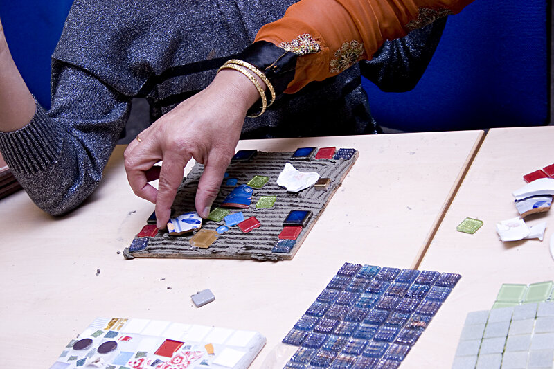 Mosaikkworskhop med Anne Thomassen hos Internasjonal Kvinneklubb på Haugenstua. Foto: Anita Hillestad