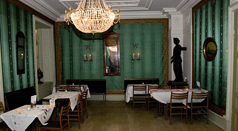 Dukene av Øyvnd Torseter, Kristine Fornes og ungdom fra Grorud skole brukes i cafeen på Nasjonalmuseet, Kunstindustrimuseet. Foto: Anita Hillestad