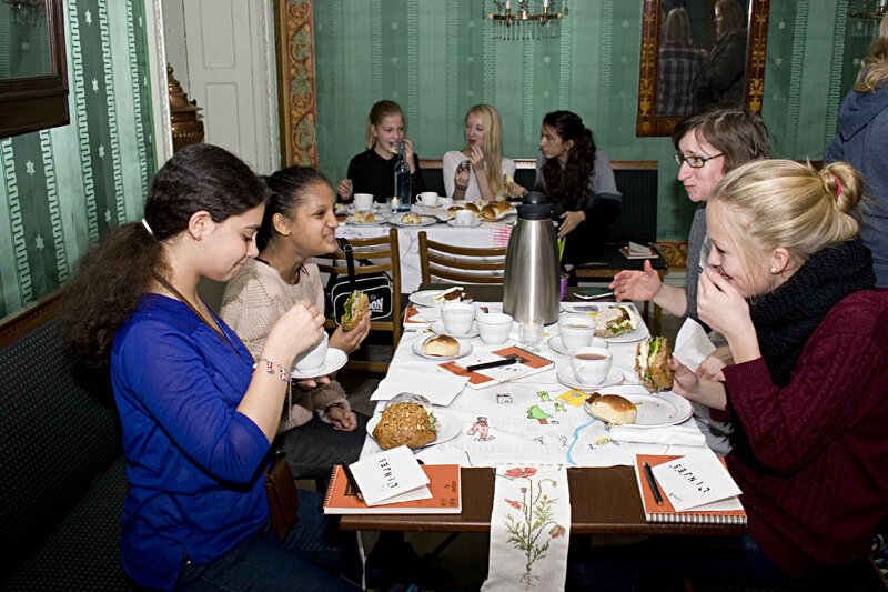 Dukene av Øyvnd Torseter, Kristine Fornes og ungdom fra Grorud skole brukes i cafeen på Nasjonalmuseet, Kunstindustrimuseet. Foto: Anita Hillestad
