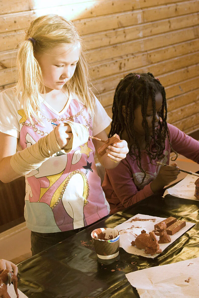 Barm fra Rødtvet skole forgyller gamle, ødelagte leker. Foto: Anita Hillestad