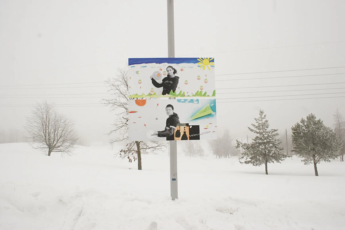 Utstilling i lyktestolper langs gangveien ved Rommen skole. Foto: Anita Hillestad