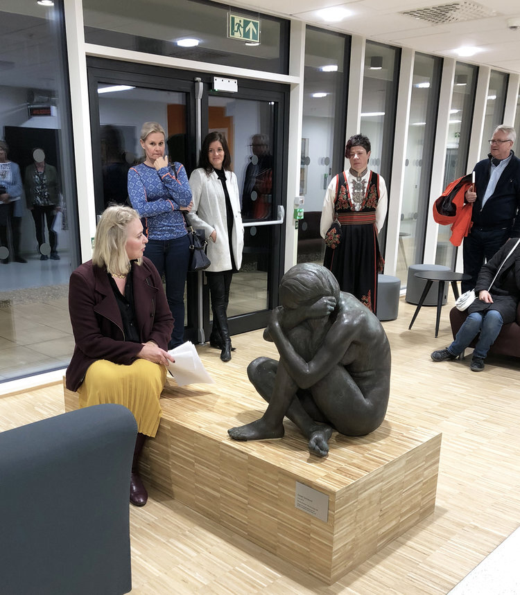    Nye Kirkenes sykehus    Kunstomvisning med kunstkonsulent Kristine Wessel. Her ved skulpturen "Tone" av Joseph Grimeland. 