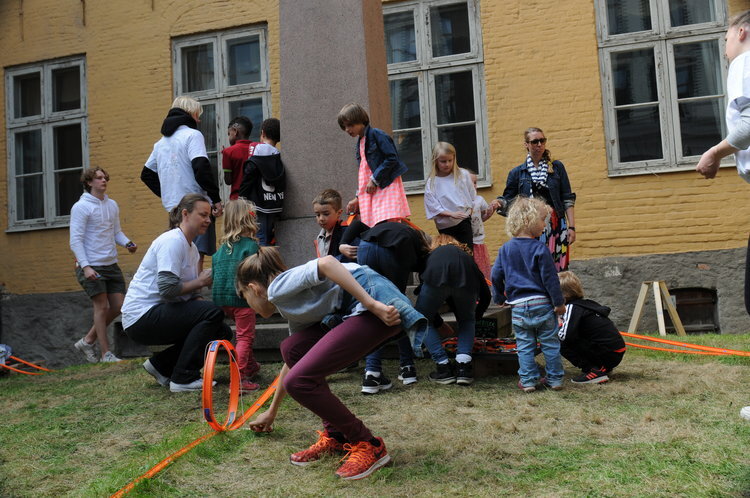    Vårfest i Dronningens gate    Lekebilbanen i forhagen til Den Gamle Krigsskolen fenget - barna lekte i timesvis. 