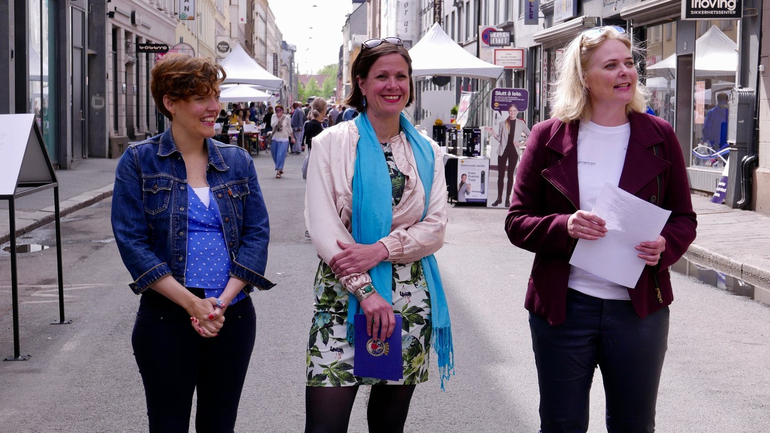  Byråd for byutvikling Hanna E. Marcussen (midten) sammen med kunstprodusent Kristine Wessel (høyre) og kunstner Karoline Hjorth (venstre) på utstillingsåpning for “People of Dronningens gate”. Kunstnerduo Hjorth&amp;Ikonen har fotografert, intervjue