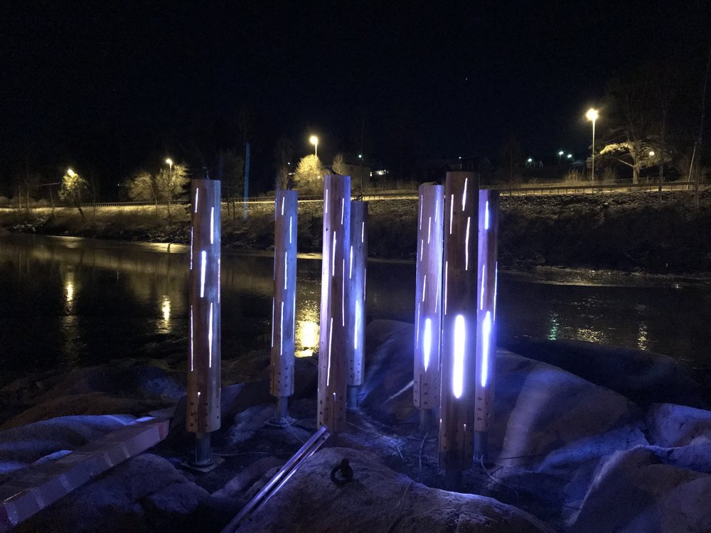    Lyskunst i Nord-Odal    Lysdesigner Gard Gitlestad har laget lyskunst av lysende tømmerstokker. Inspirasjonen er hentet fra områdets historie med skogbruk og tømmerfløting. 