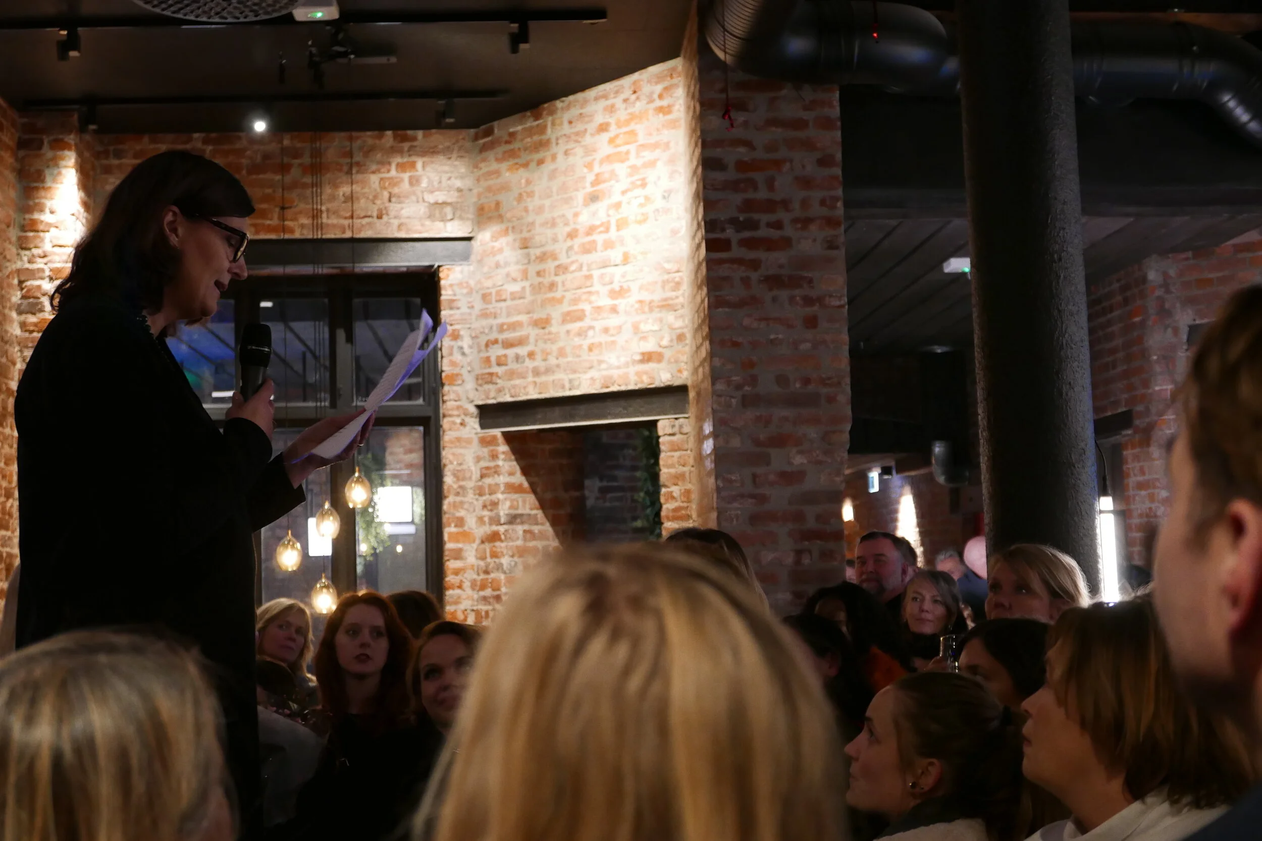 Ansvarlig redaktør i Kunstavisen, Mona Gjessing, holder tale under åpningsfesten. Foto: Kulturbyrået Mesén