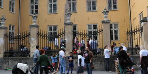 Den+gamle+Krigsskolen+åpnet+forhagen+for+publikum.+Her+ble+det+plass+til+en+bilbaneinstallasjon..jpg