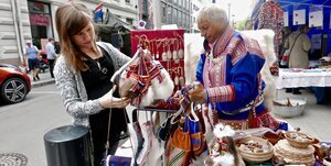 Duodji_samisk+kunsthåndverk+til+salgs+utenfor+Samisk+Hus,+i+regi+av+Oslo+Sámiid+Searvi_Oslo+Sameforening..jpg