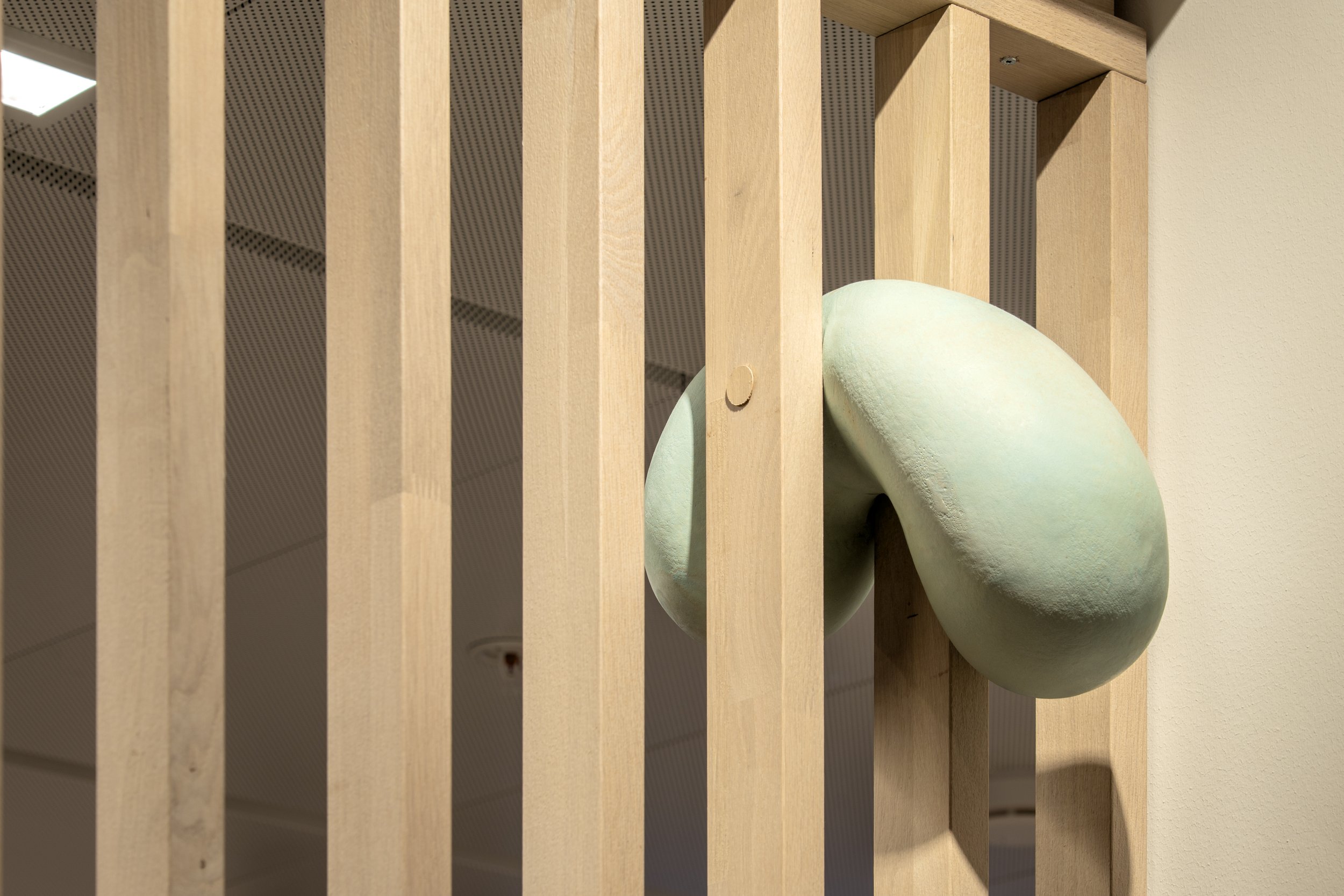 Detalj: «Mellom, i, gjennom» av Ingrid Forland. Foto: Jon Gorospe