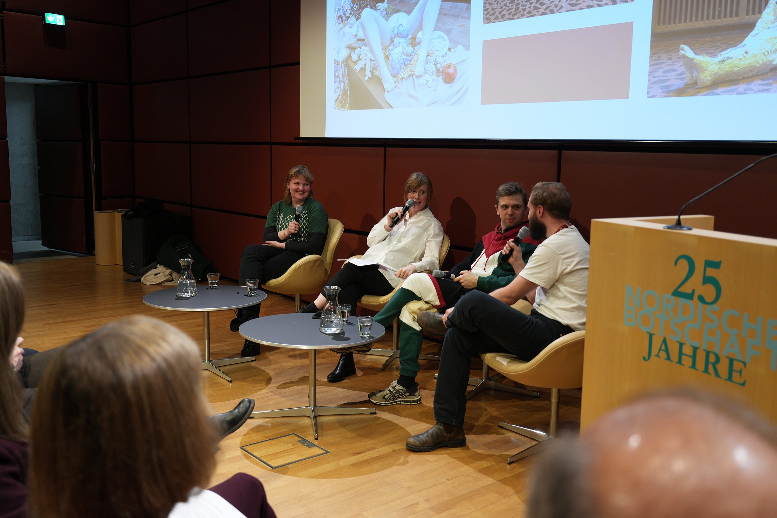Kunstnersamtale med Ellinor Aurora Aasgaard, Sofie Krogh Christensen (samtaleleder), Einar Grinde og Zayne Armstrong. Foto: Mejdi El Bekri