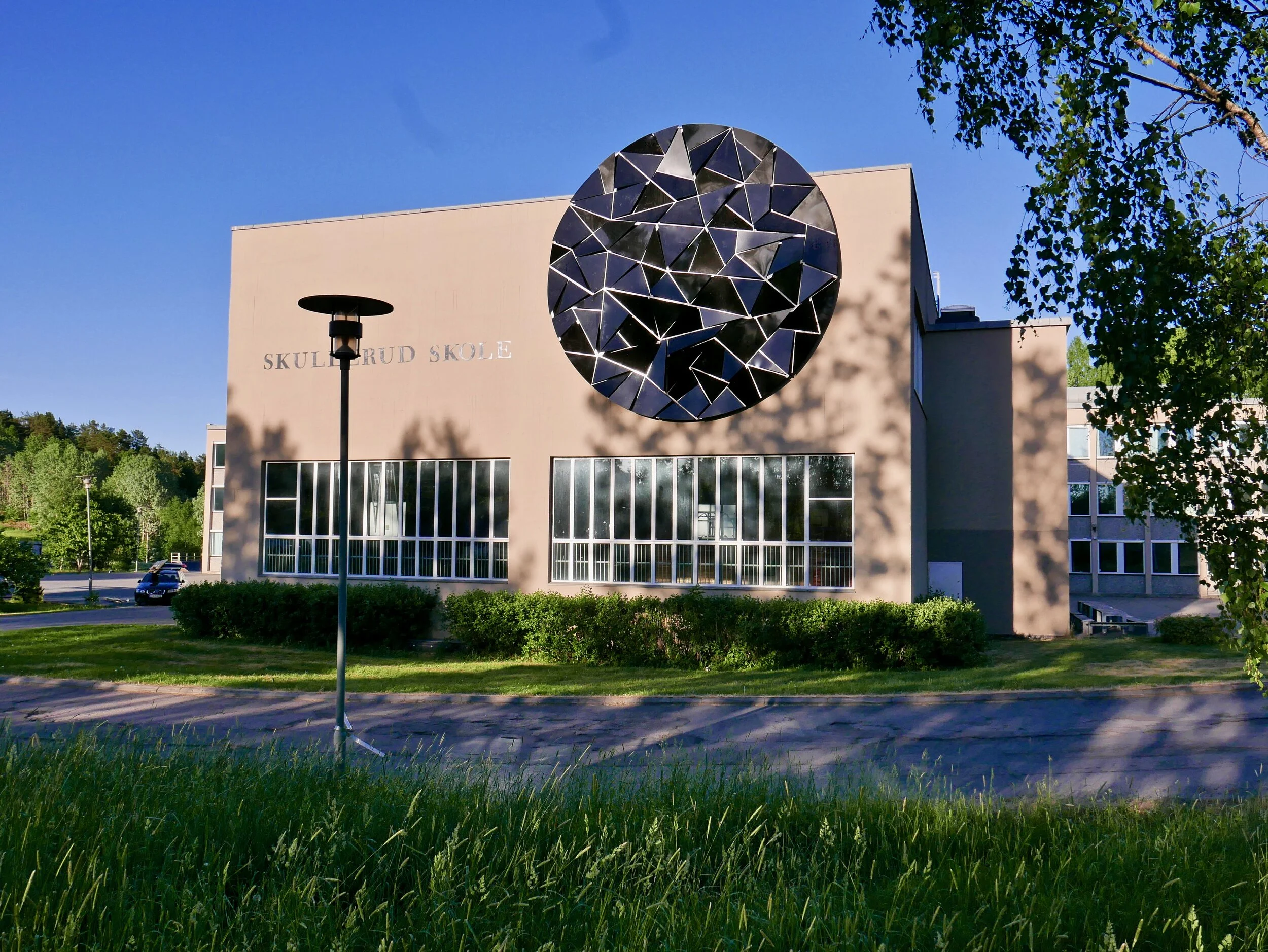 Skullerud skole - kunst på fasaden