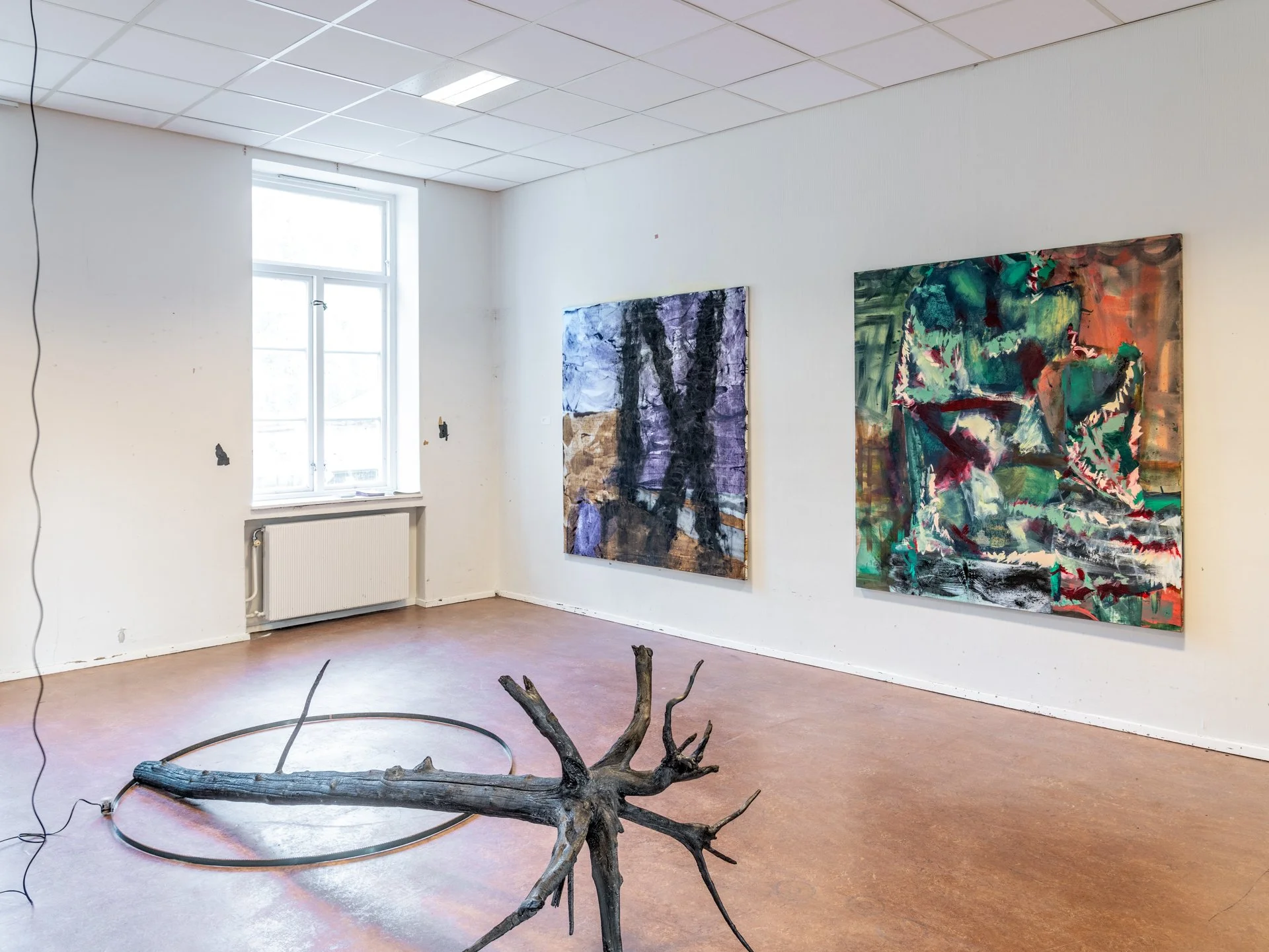 I forgrunnen "Scarring the Earth" av Rajat Mondal. På vegg "Uten tittel" og "Uten tittel" av Asle Nilsen