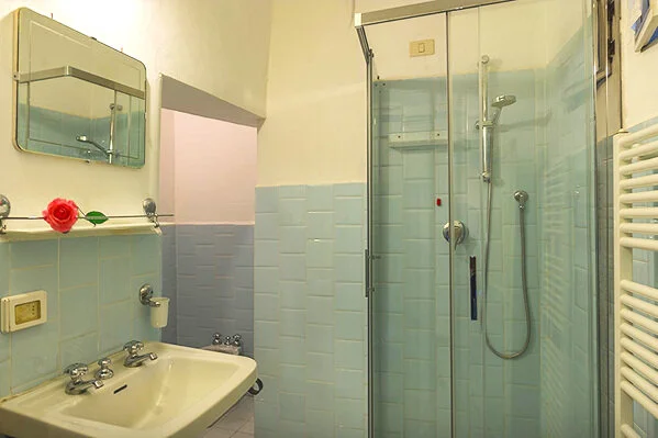 Yellow Room en-suite bathroom with shower