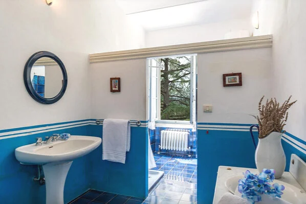 Francescana Room — spacious bathroom with park-view window