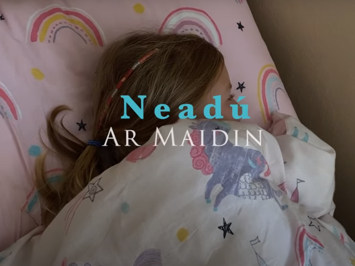 Neadú - físeáin le Tús Maith faoi shaol laethúil tuismitheoirí agus leanaí