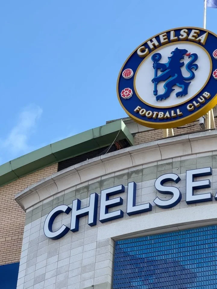 Setting up @ Stamford bridge for the launch of @lucybronze x @aligne new collection. 
What an iconique spot for lunch. It was only right to have all of the blues, paired w hints of purple alliums & chocolate gerbras to match the collection !!