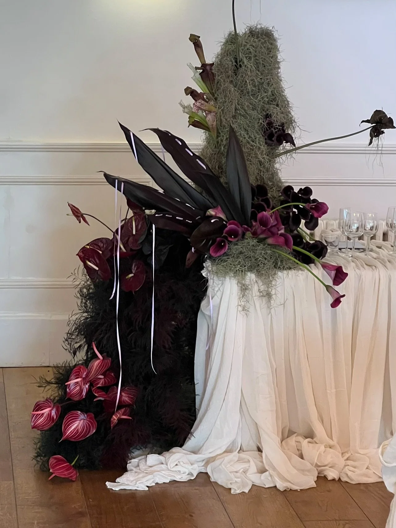 Top table for Sita & Matt π€
SO special to finally work w the bat flower π¦ π¦ 
@thefiorcollective 
@miasylviaa 
@iscoydpark