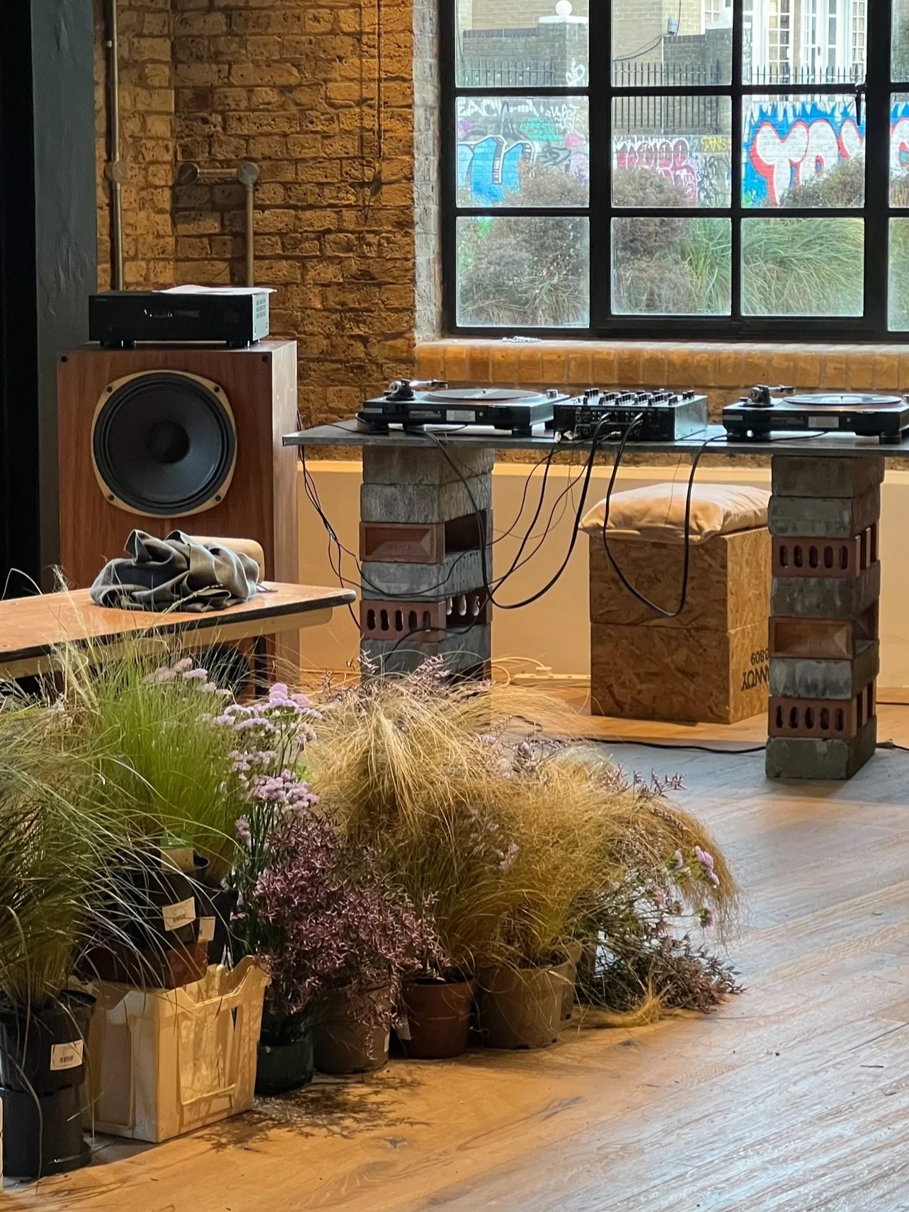 BTS making grassy tablescapes for @sordo_madaleno with the dream girls @aguita__studio 🌾🌾🌾

There&rsquo;s something so satisfying about seeing the process of this project. All the different pots &amp; crates that we&rsquo;ve used to style the plan