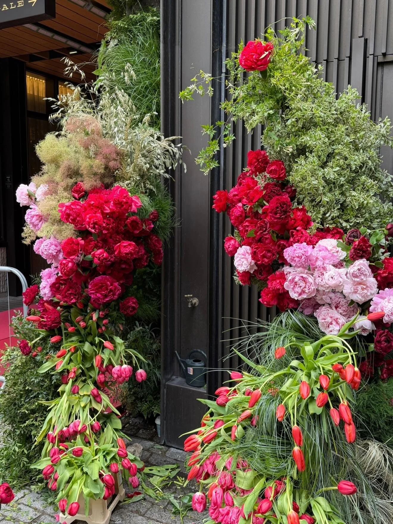 BTS of our sculptural red carpet installation for @voguemagazine x @netflixuk x @bafta ❤️💗🌷

This year felt extra special, grateful for the trust!! 

Production with @byleilagodfrey 💕💕