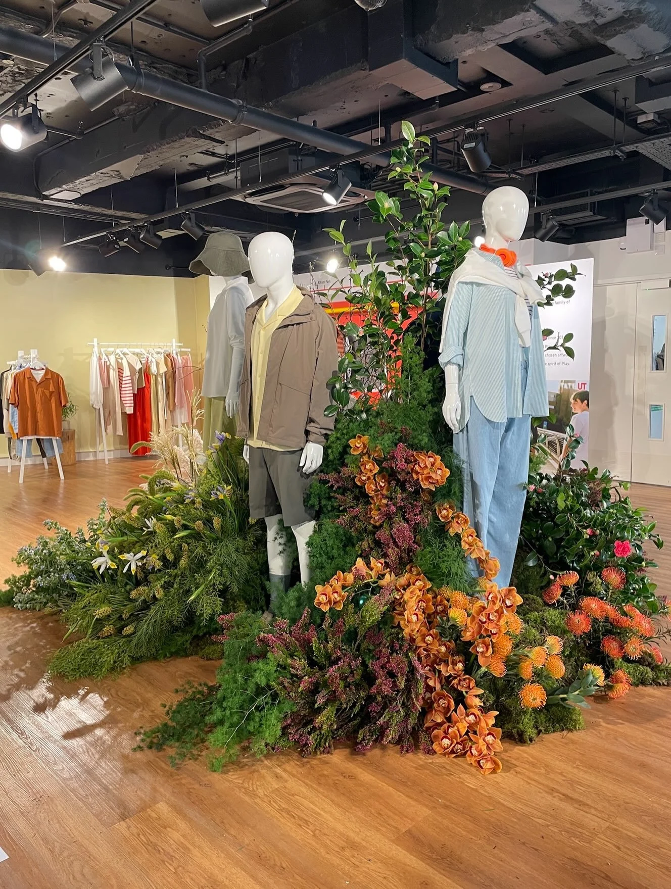 Meadoooows for @uniqlo. 
Love that orange cymbid and heather combo. yummmmm.🧡🧡💕💗🤎
