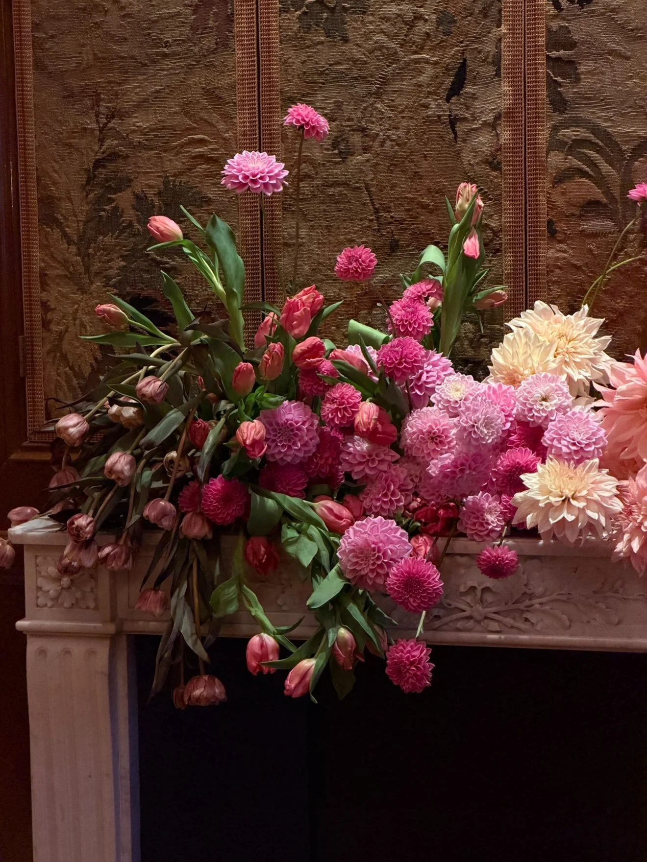 Forever in love w the tapestry&rsquo;s @thenomadhotel. Such a special cozy room 🤎🤎🤎

Bespoke peices made last week, with the last dahlias of the season for @ldncommunications 

🤎🎀🎀🎀