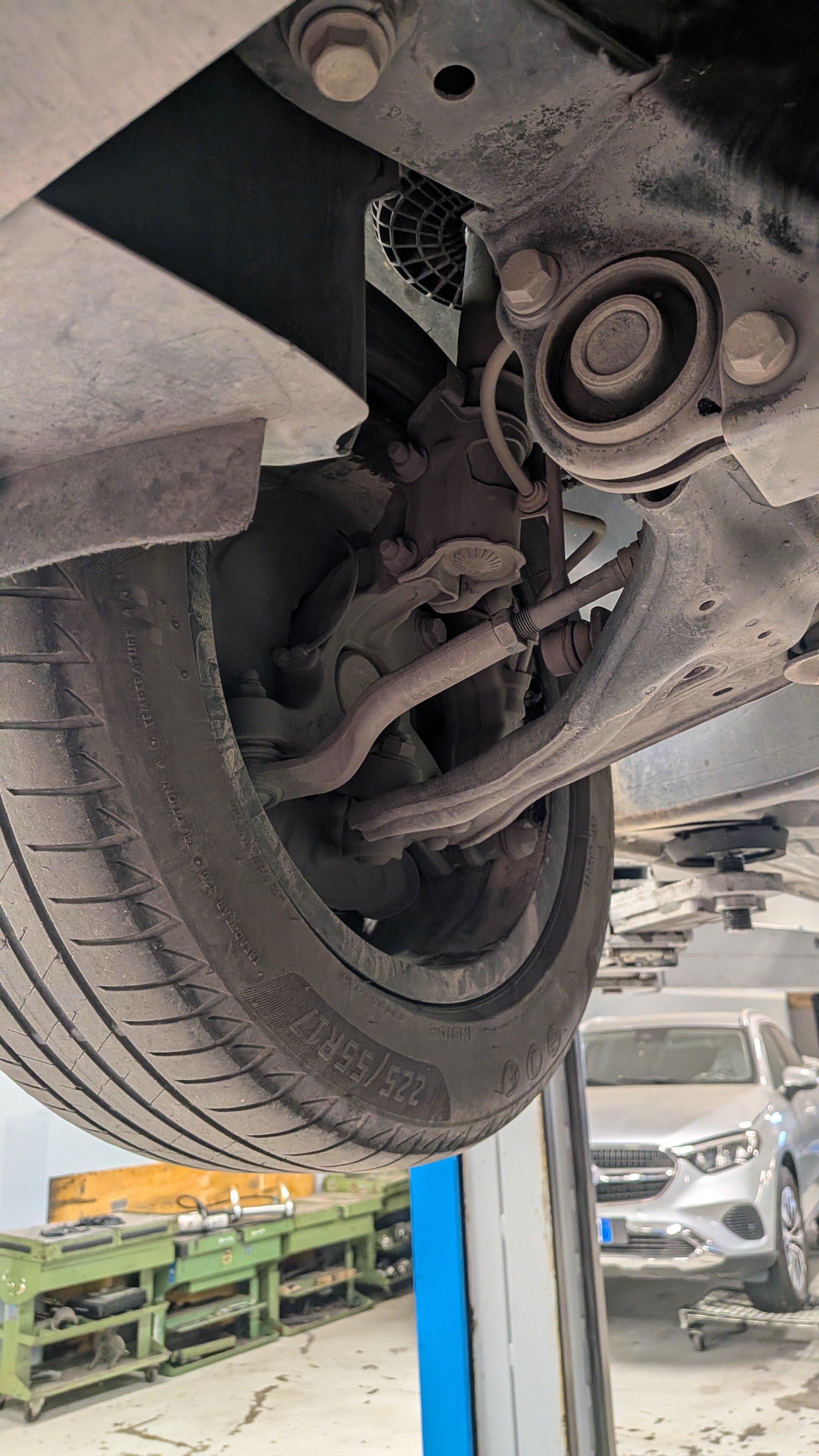 Ti va di salire a bordo dei nostri box? Scopri la tua Mercedes "da sotto".