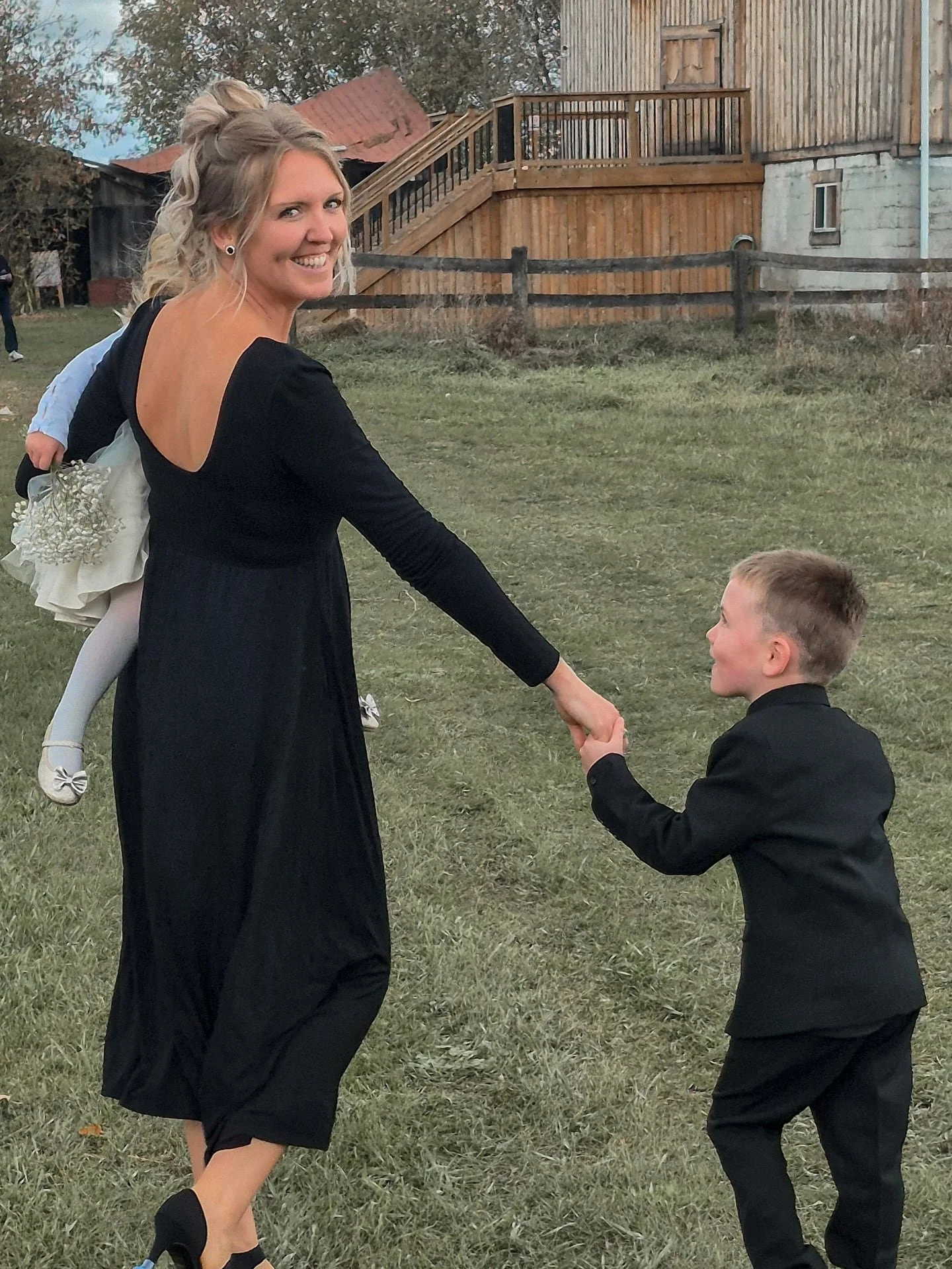 So thankful for this season🫶
Being a mom to two little ones (both 4 and under!) while doing what I love has been such a gift. I took a little pause while they were newborns, but now I&rsquo;m back in full swing, taking on weddings again and loving e