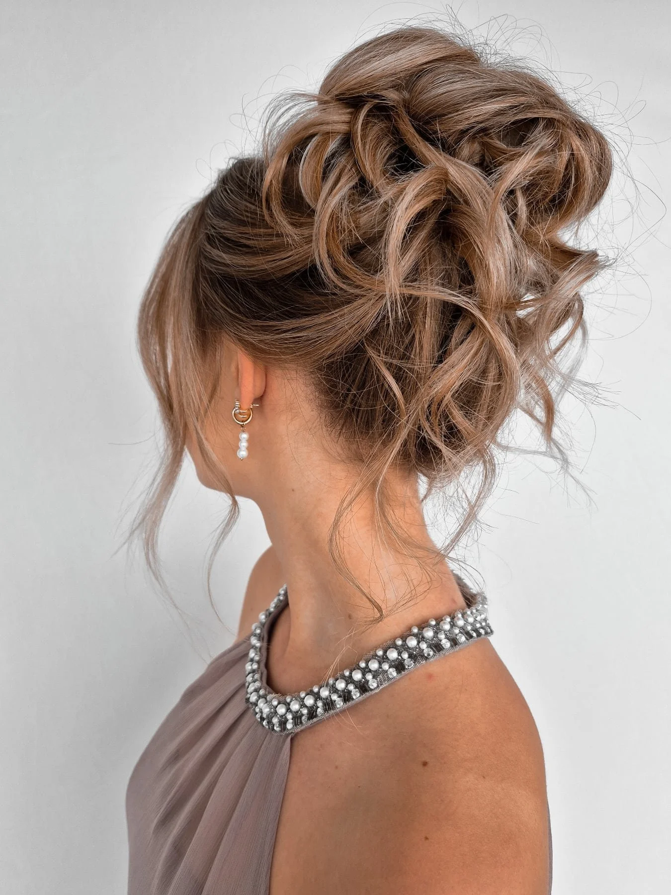 You know I love a high updo 👌
It stays all day, doesn&rsquo;t fall, and lets you enjoy your night without touching your hair once. 

We can keep it soft and airy with pieces out, or go more sleek and romantic&hellip; it&rsquo;s customizable. But the