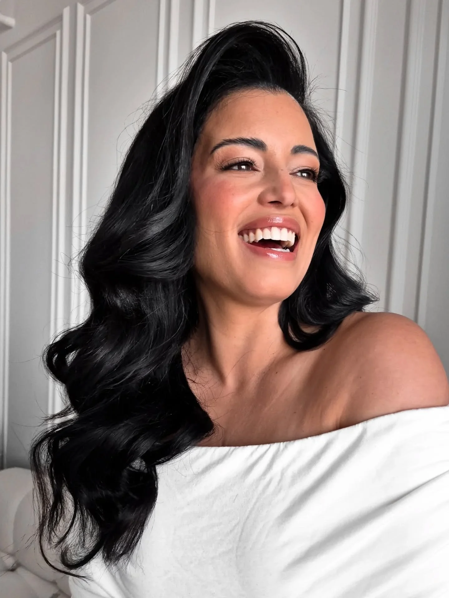 Classic glam waves that never go out of style ✨
Second time styling hair for Tara and I truly love this look on her. We used a ton of extensions to achieve this full, timeless look
.
Model @thereelsnowwhyte
Makeup @juliafernandomua
.
#bridalhair #bri