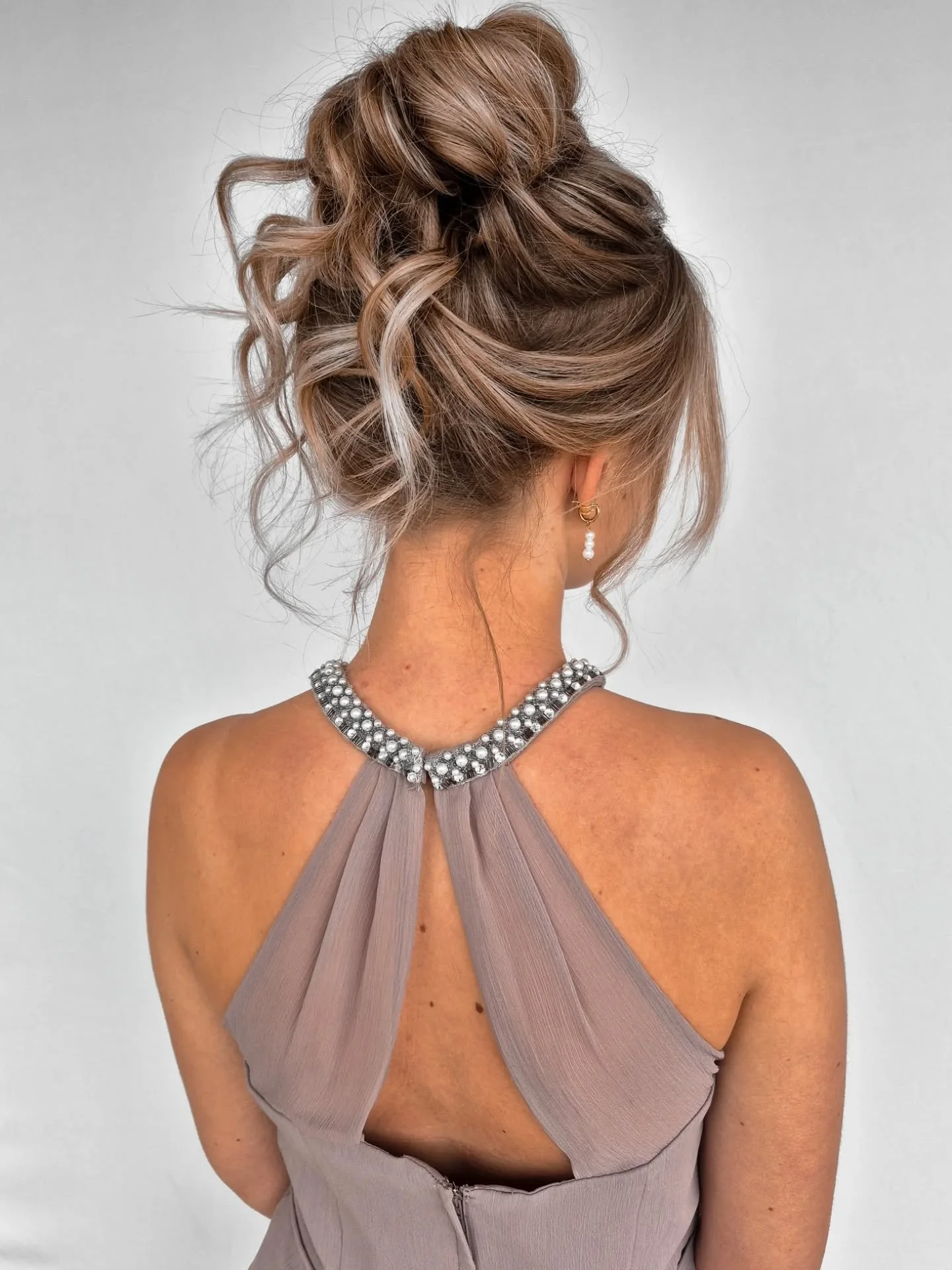 The high, loose updo ♡
One of the most requested bridal styles of 2025 and already shaping up to be a major trend again for 2026.
When brides fill out my inquiry form, they can send both their current hair and their dream wedding hair. This helps me 