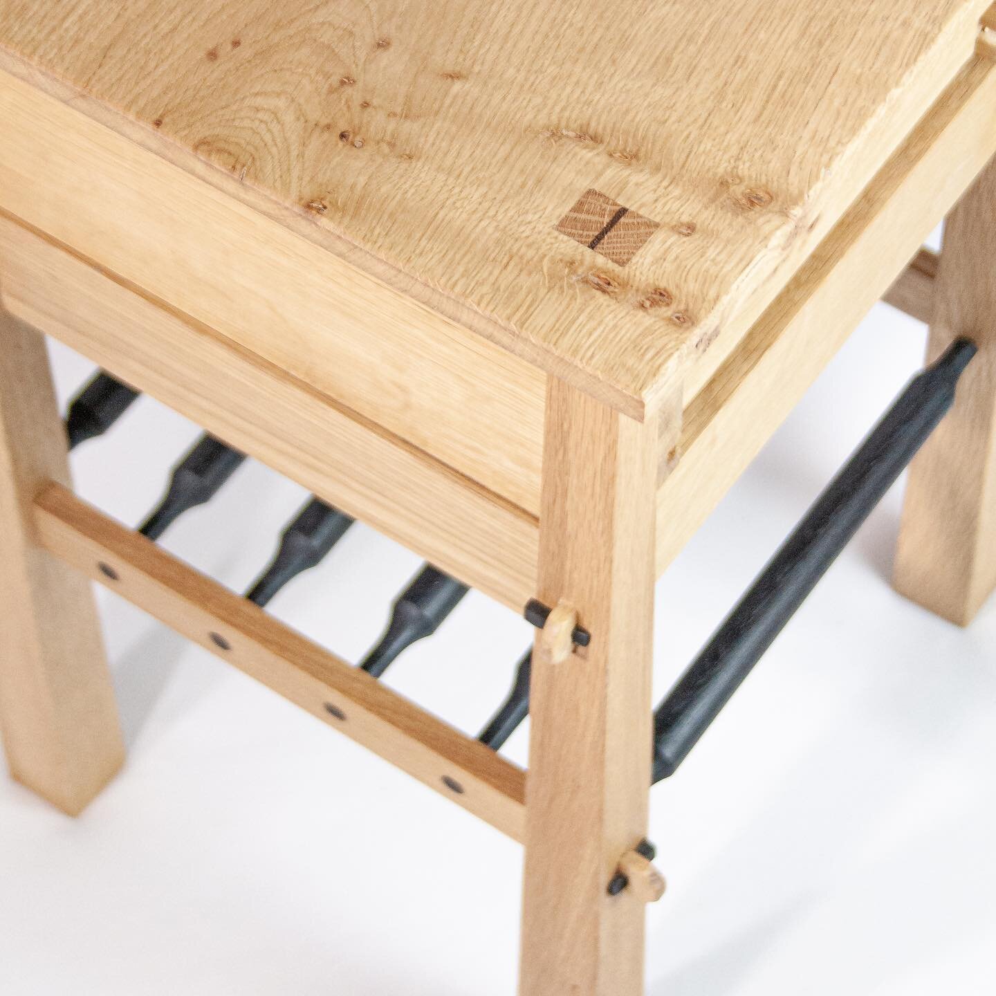 Joinery details from our custom bedside tables in oak 🛏

.
.
.
.
.
#furniture&nbsp;#furnituredetail&nbsp;#furnituredetails&nbsp;#furnituredesign&nbsp;#cosyhome&nbsp;#bedsidetable