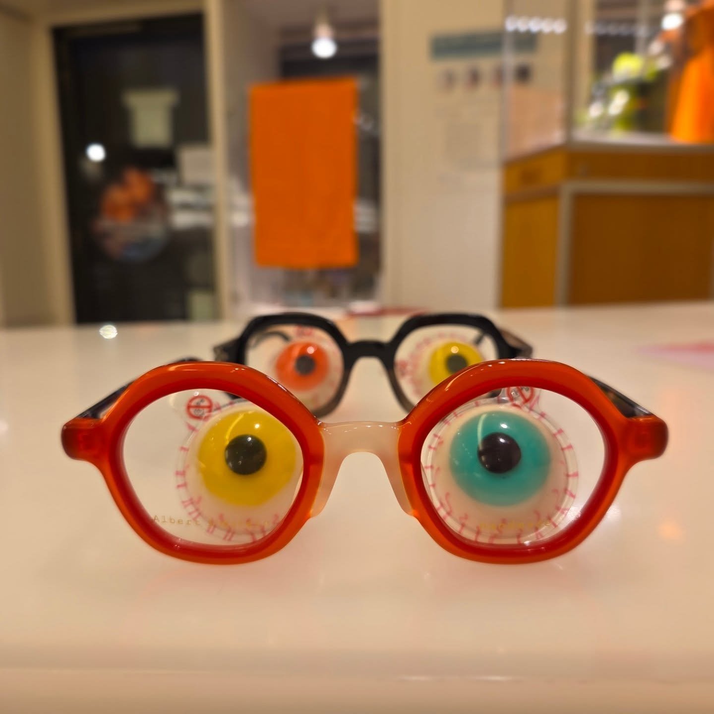 Klaar voor Halloween 👀 🧡

#etalage #halloween #heksen #spinnen #griezelen #zoveelveurne