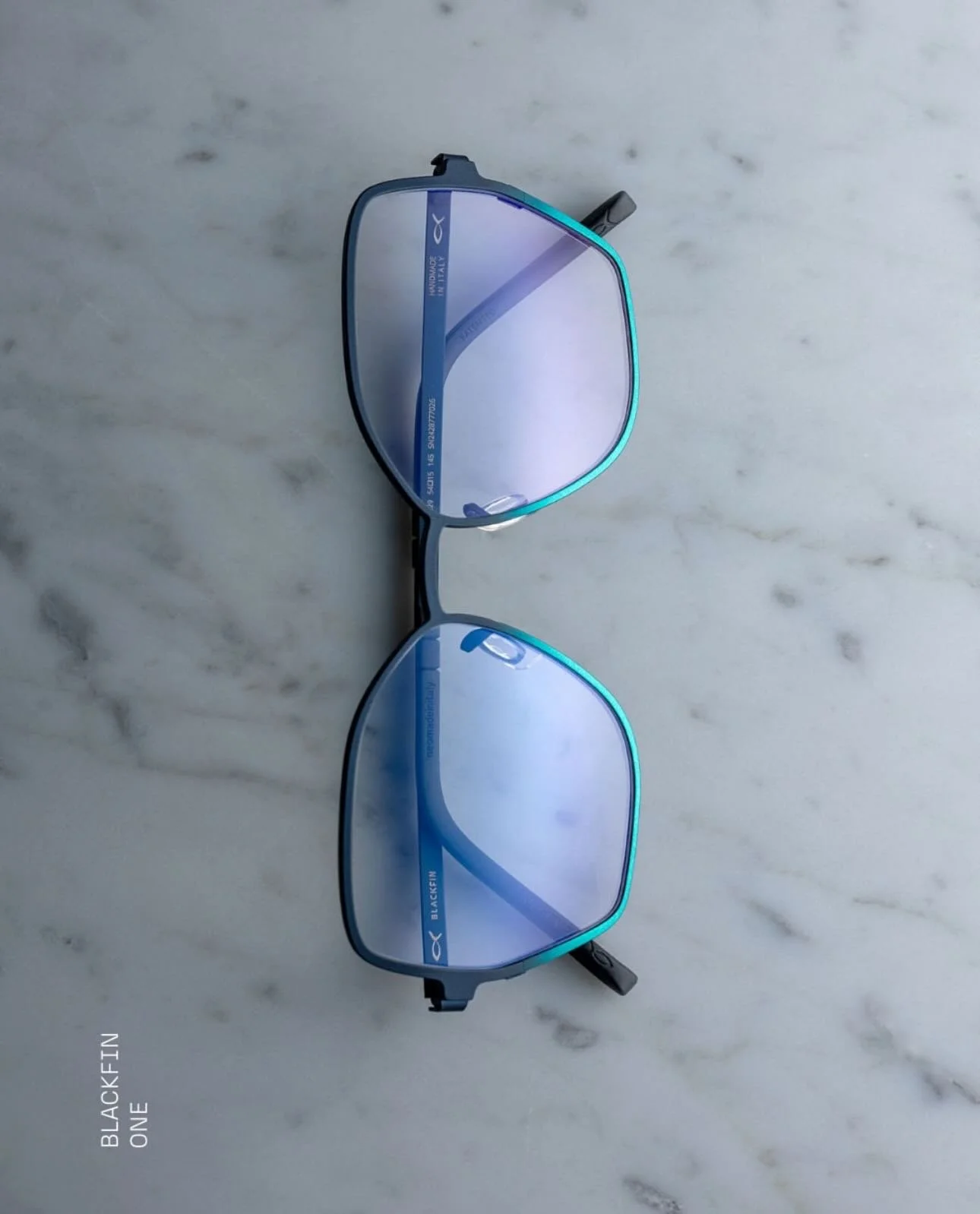 Marine blauw en smaragd groen. Een levende herinnering aan een eindeloze horizon.

#blackfin #italian #handmade #eyewear #design #optiekrodenbachbalduck