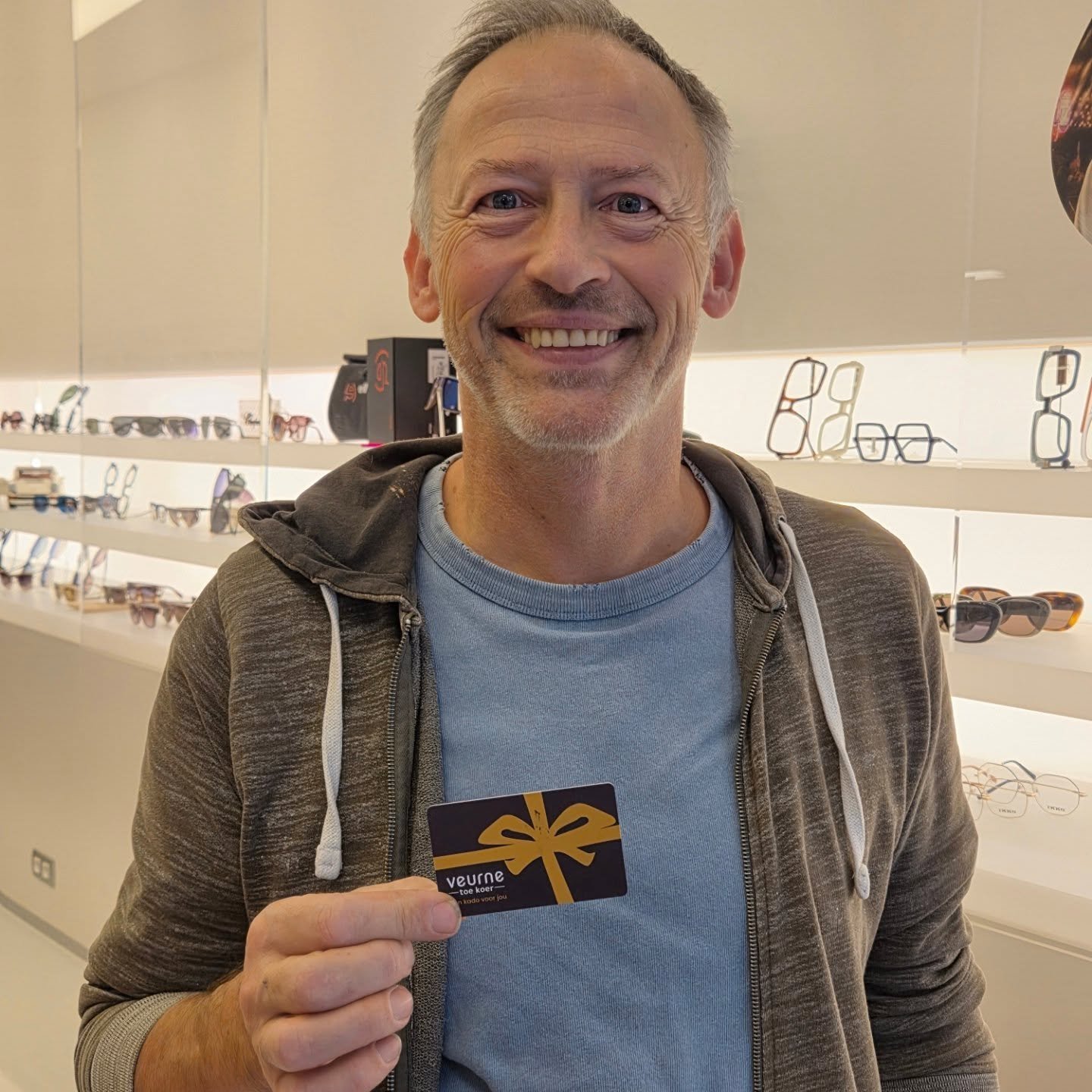 Reeds gelukkige winnaars met de start van onze eindejaarsactie 👏

Bij aankoop  van SL Zeiss glazen, ontvangt u een set wijn of water Scott Zwiesel glazen cadeau 🥂

#veurnetoekoer
#kadobonnen 
#eindejaarsactie 
#start
#winnaar 
#glasactie
#proficiat