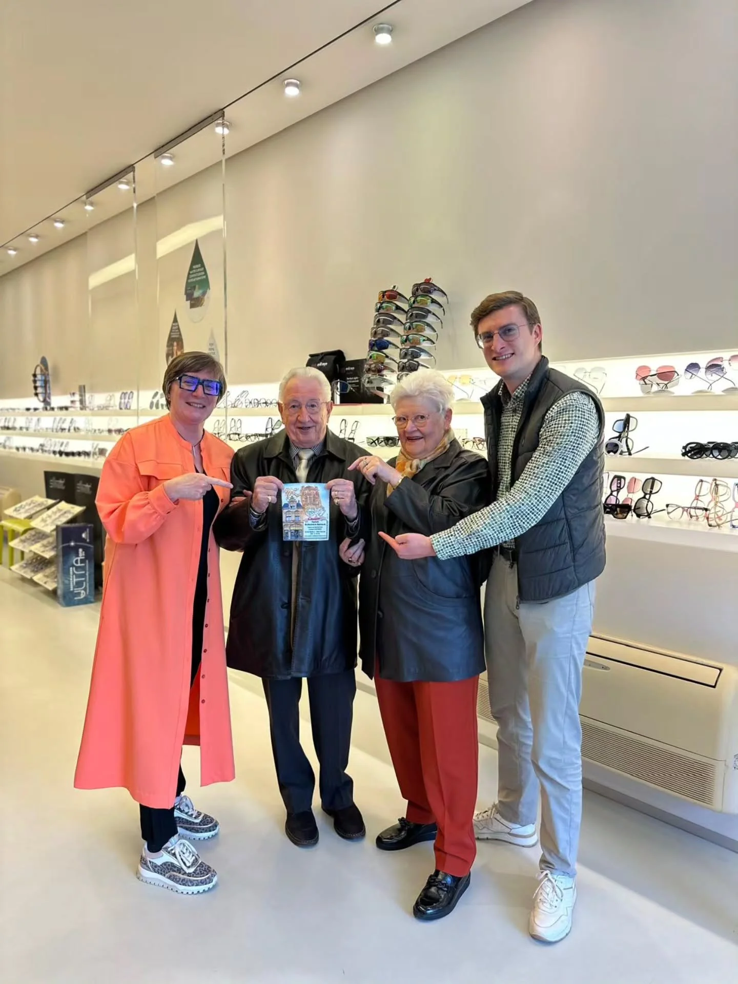 Wist je dat wij samenwerkten met cartoonist Henri Knops voor het nieuwe  ontwerp van onze brilpoetsdoeken? ✍️

Onze nieuwe exclusieve brilpoetsdoeken werden  in 1000 oplagen bedrukt. Een collectorsitem om door klare brilglazen te kijken. 

Wens jij o