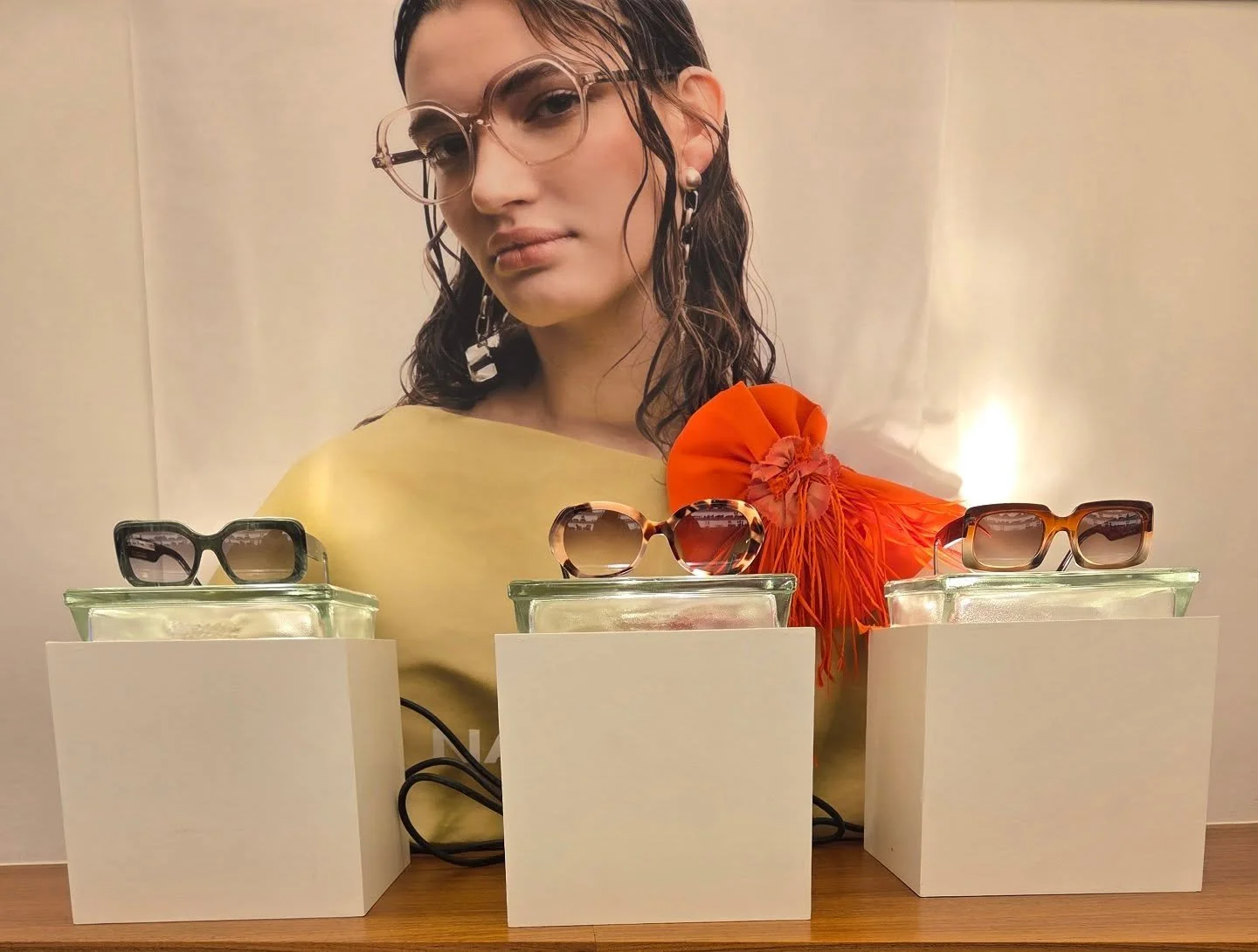 Geschenken tip🎁

- cadeaubon 
- zonnebril 
- etui
- brillen spray 
- loep
- brillenbad

#cadeau #eindejaar #kerst #nieuwjaar