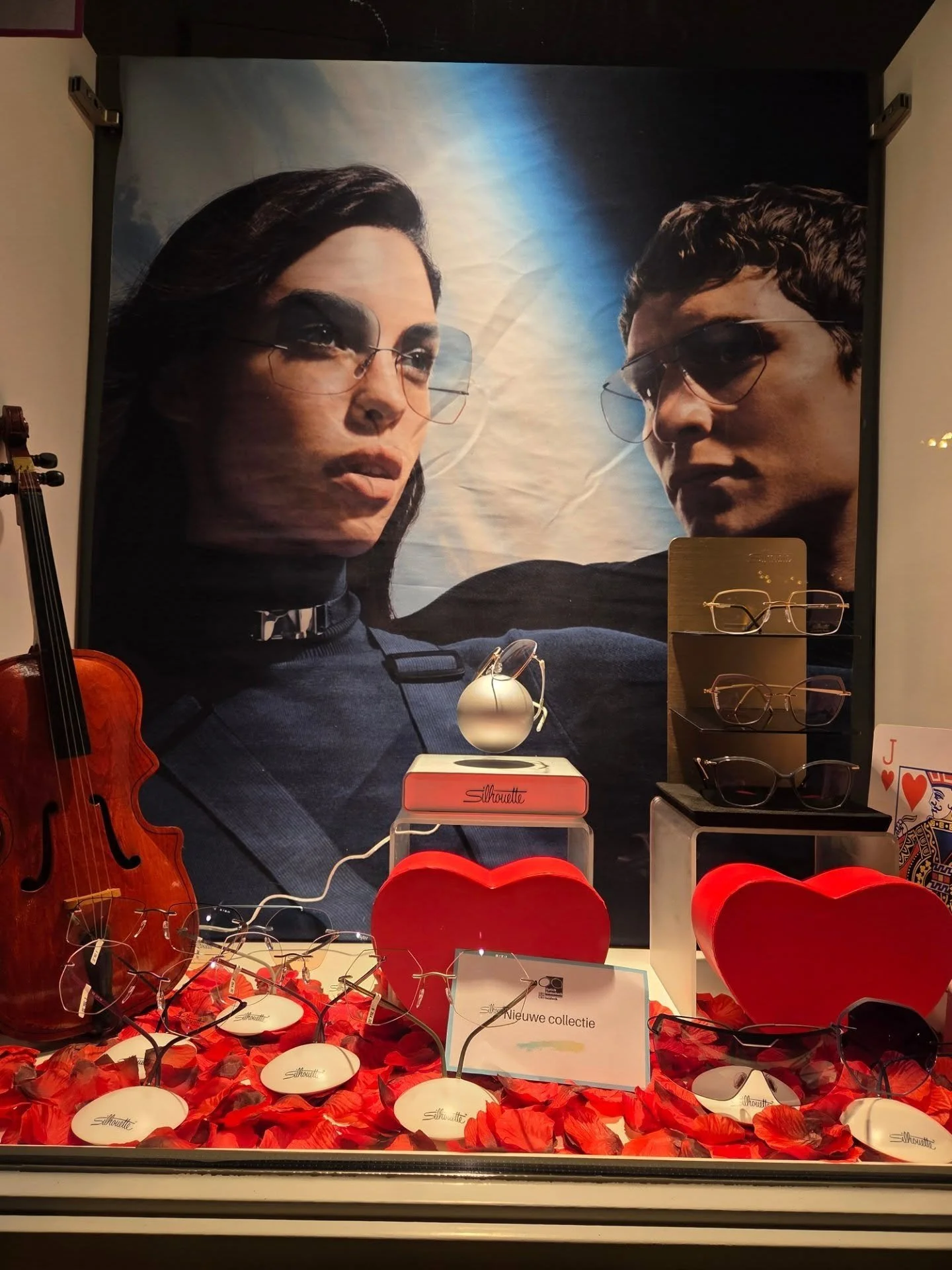 Met  liefde de zon op je gezicht,
met een Silhouette bril een beter zicht.
Exclusief bij Optiek Rodenbach Balduck, met stijl en flair,
want 'Love is in the air'😍

#valentijn #verliefd #8630 #silhouetteeyewear